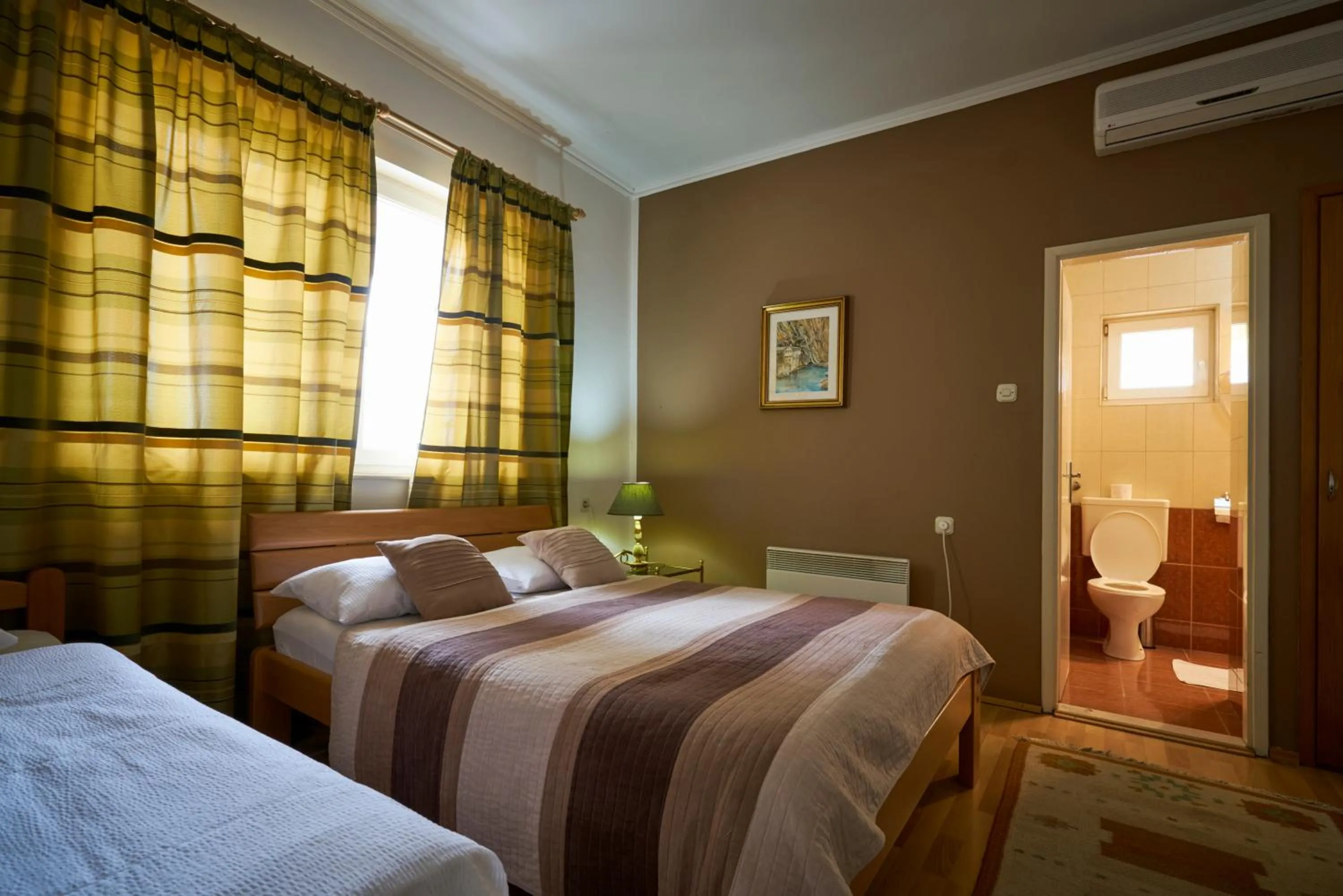 Family, Bed in Pansion Rose