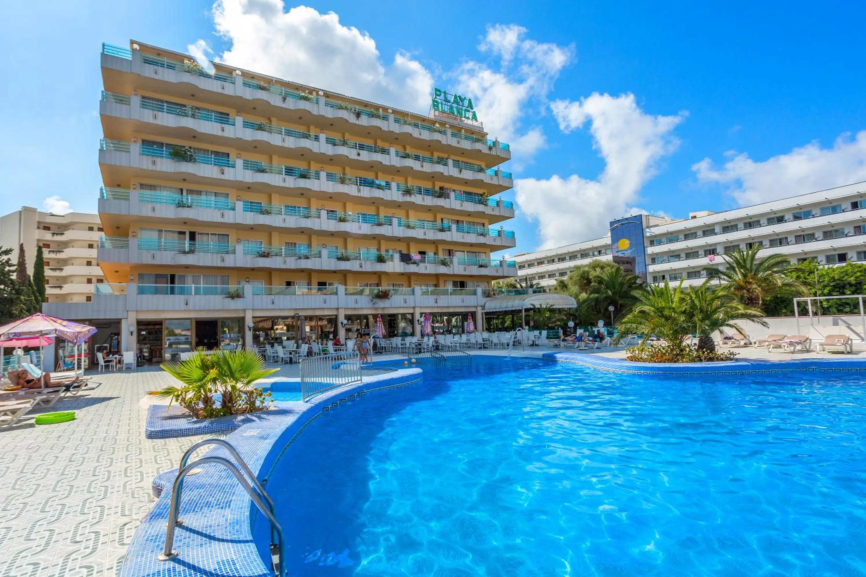 Swimming pool in BJ Playa Blanca