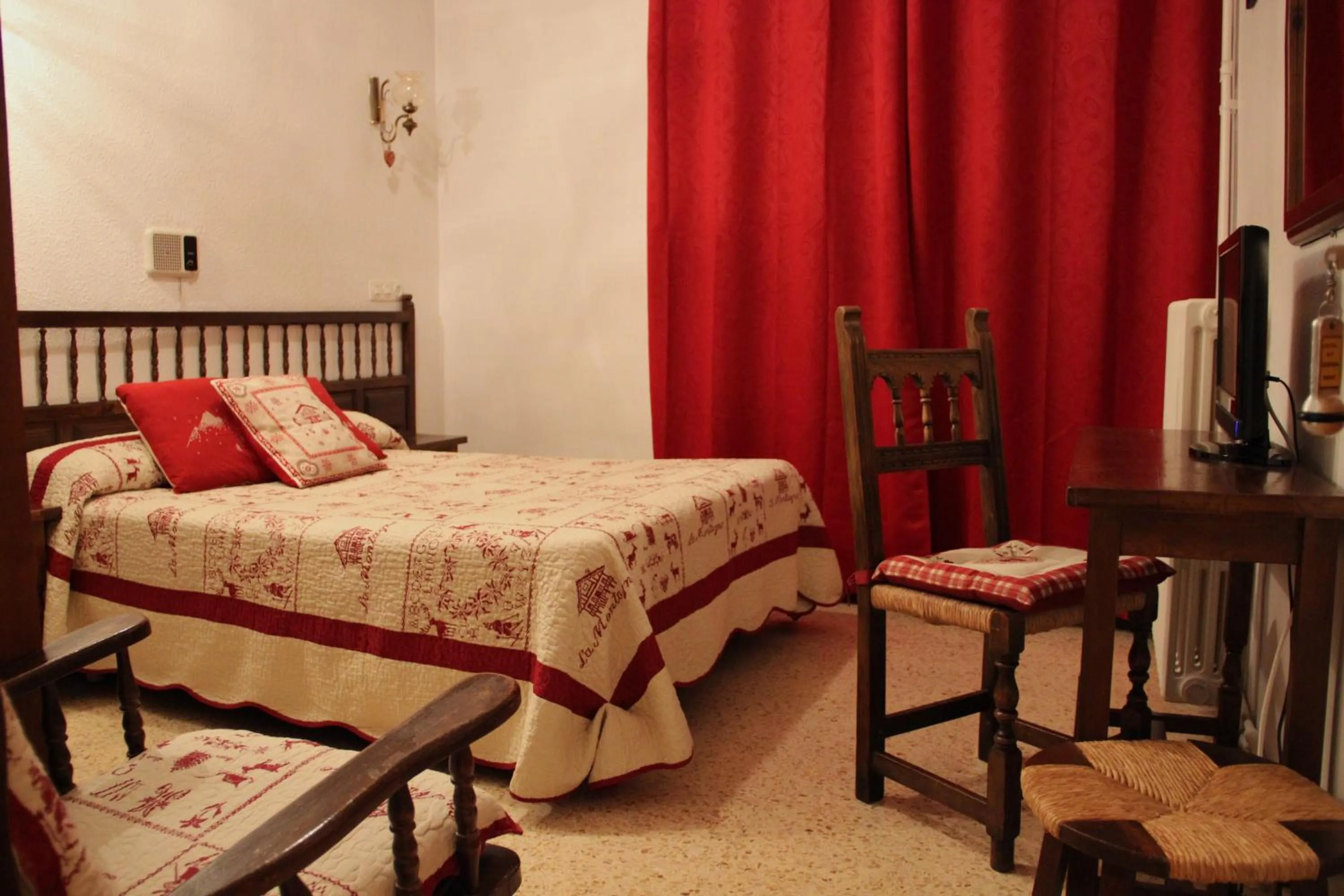 Bedroom, Bed in Hotel Garona