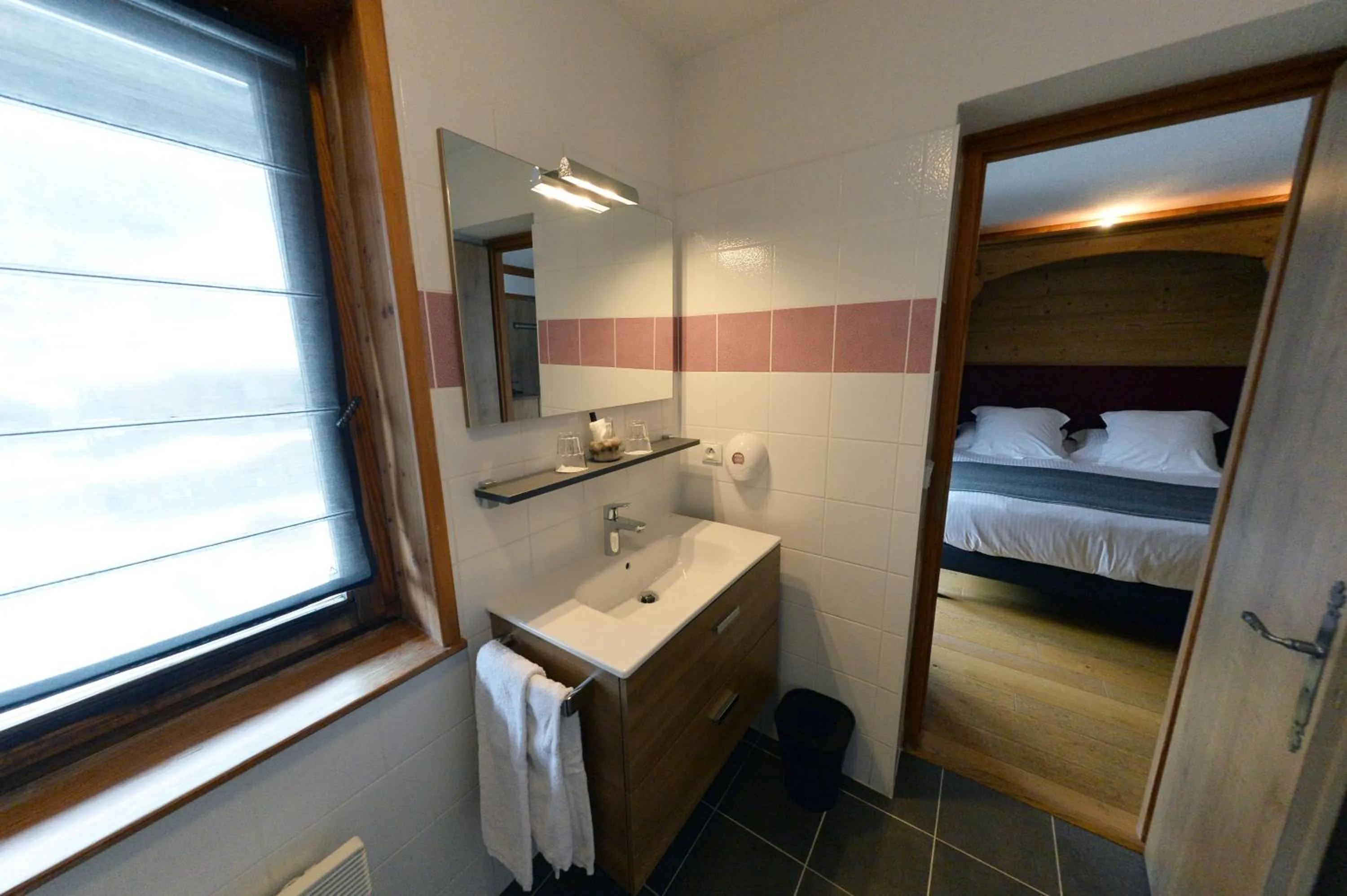 Bathroom, Bed in Bellevue