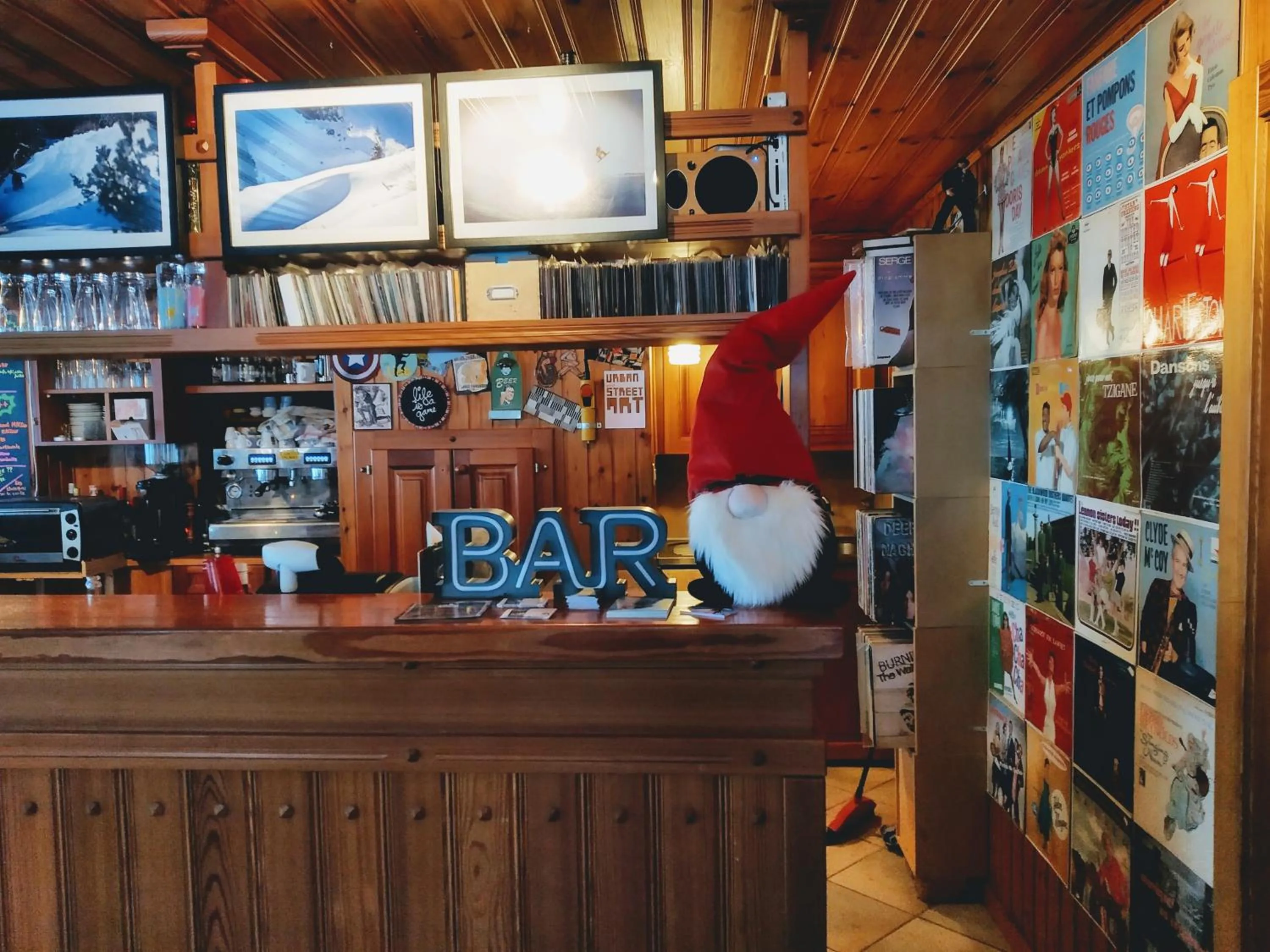 Lounge or bar in Hôtel Pension du Lac Bleu
