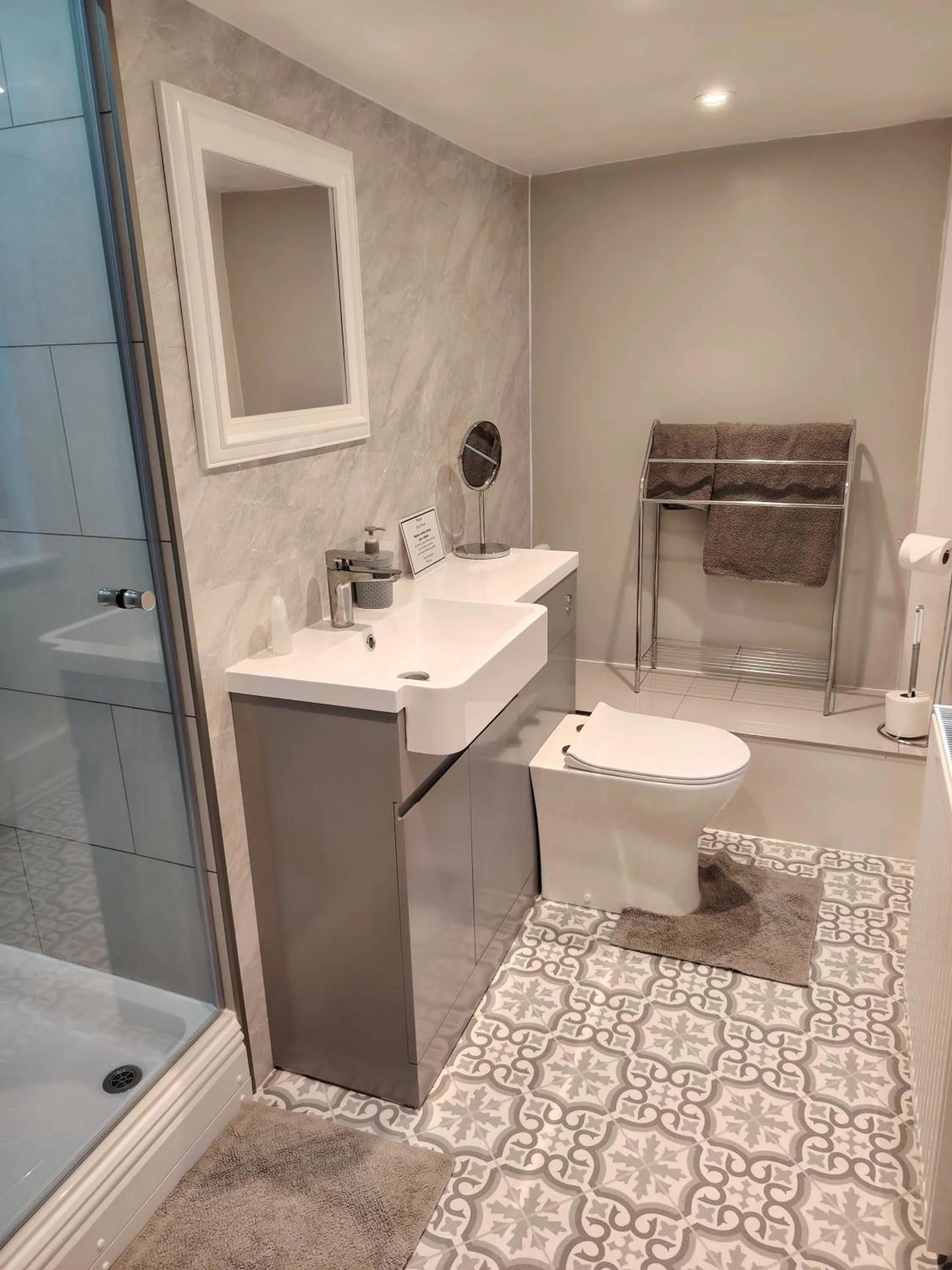 Shower in The Wheatsheaf