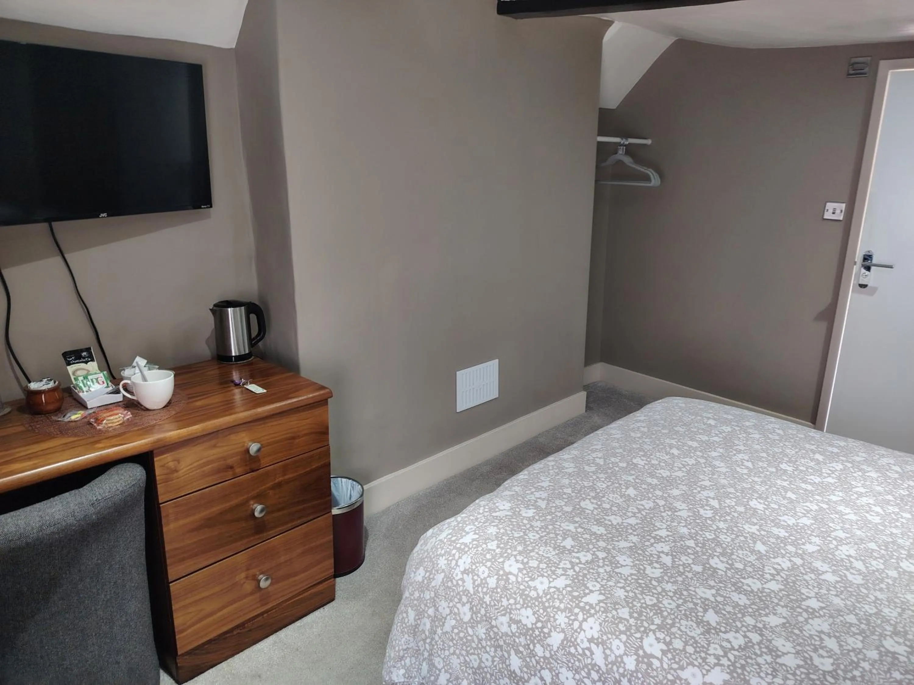 Bedroom, Bed in The Wheatsheaf