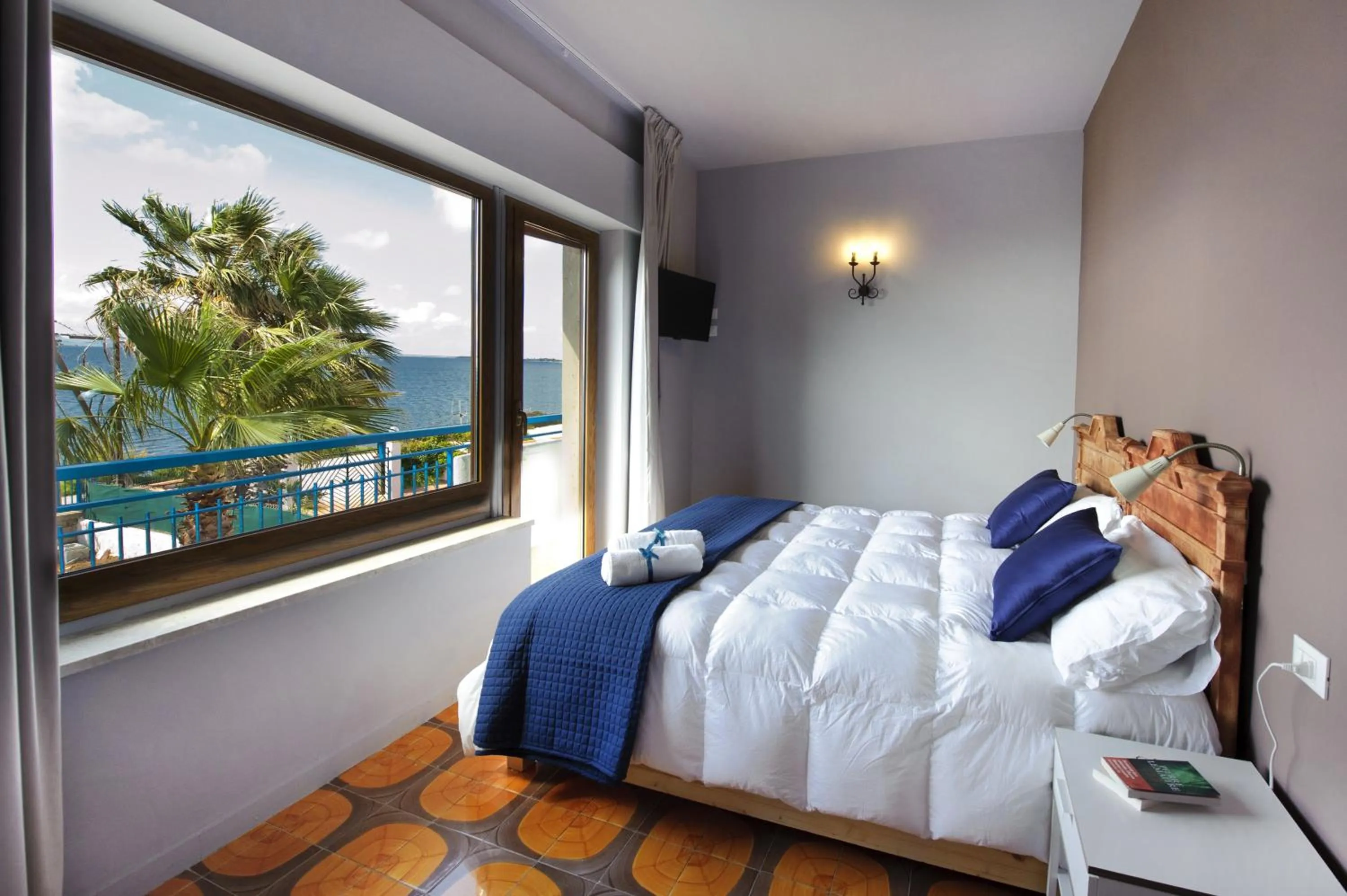 Photo of the whole room, Bed in Relais Lo Stagnone