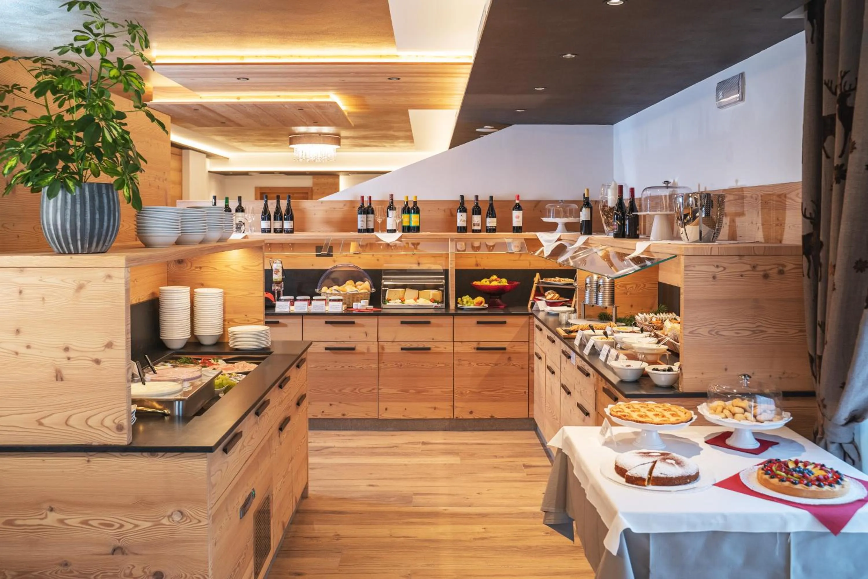 Restaurant/places to eat in Hotel La Perla