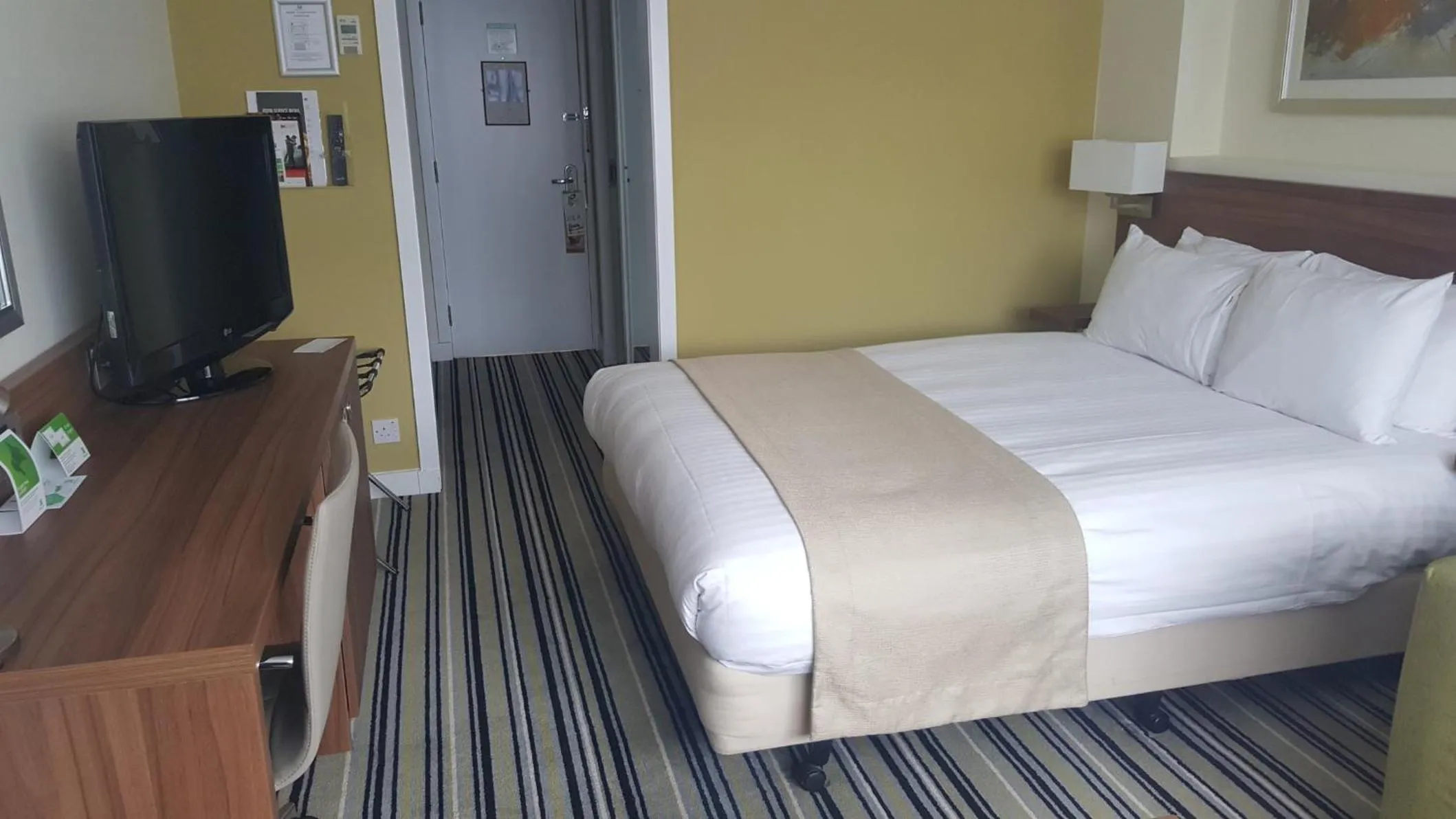 Photo of the whole room, Bed in Holiday Inn Derby/Nottingham by IHG
