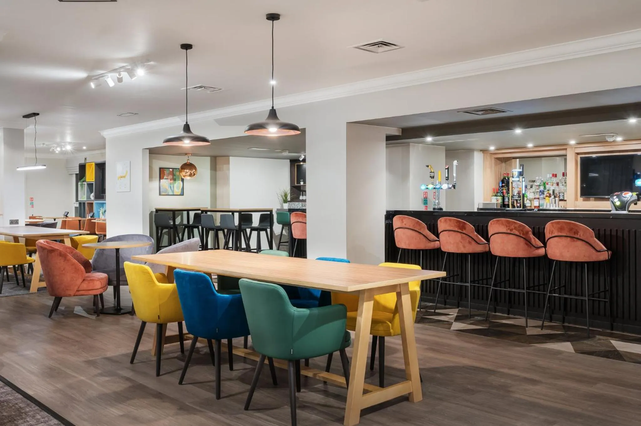 Lounge or bar in Holiday Inn Derby/Nottingham by IHG
