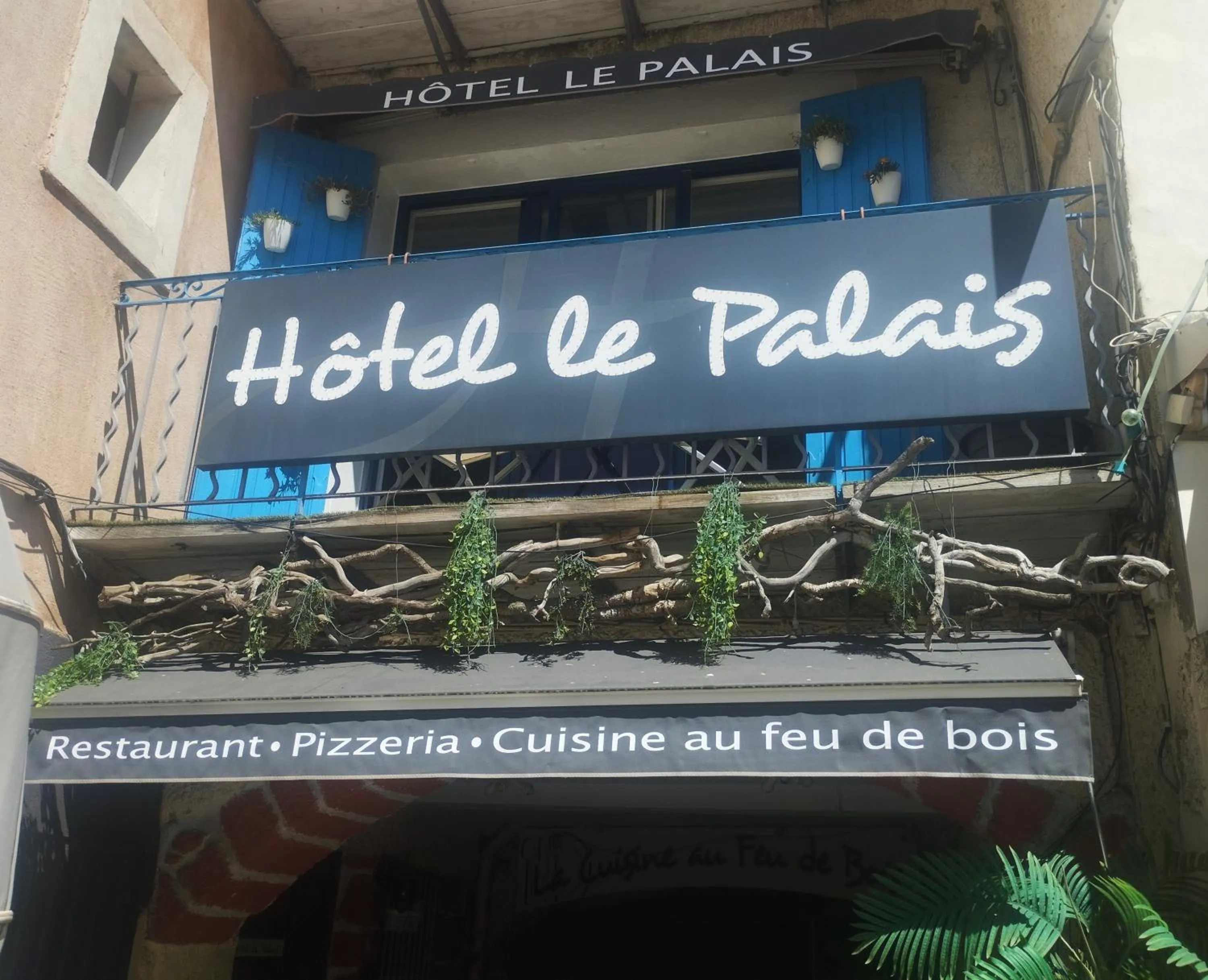 Restaurant/places to eat in Le palais, hôtel - restaurant
