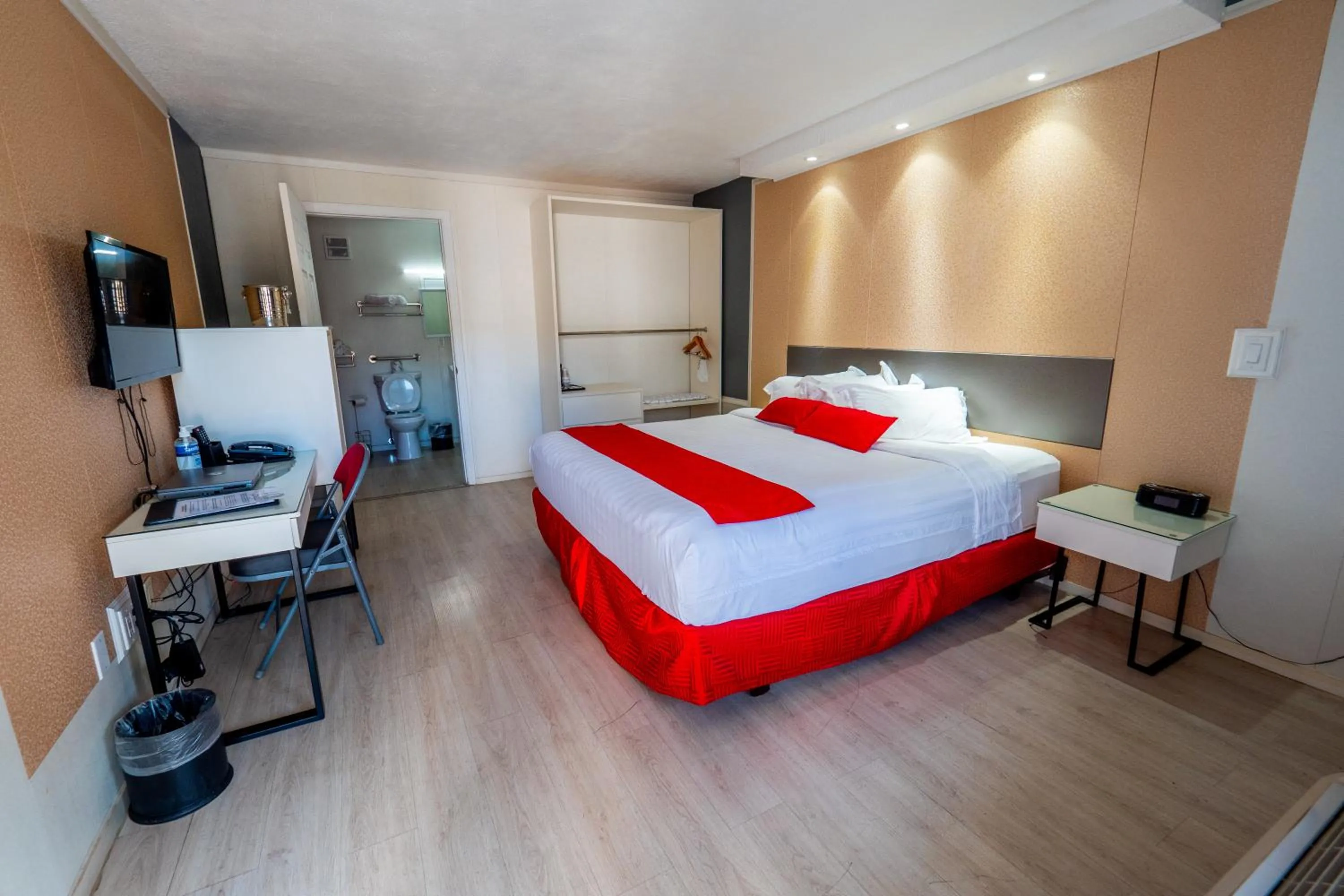 Photo of the whole room, Bed in Travelodge by Wyndham Orlando at Heart of International Drive