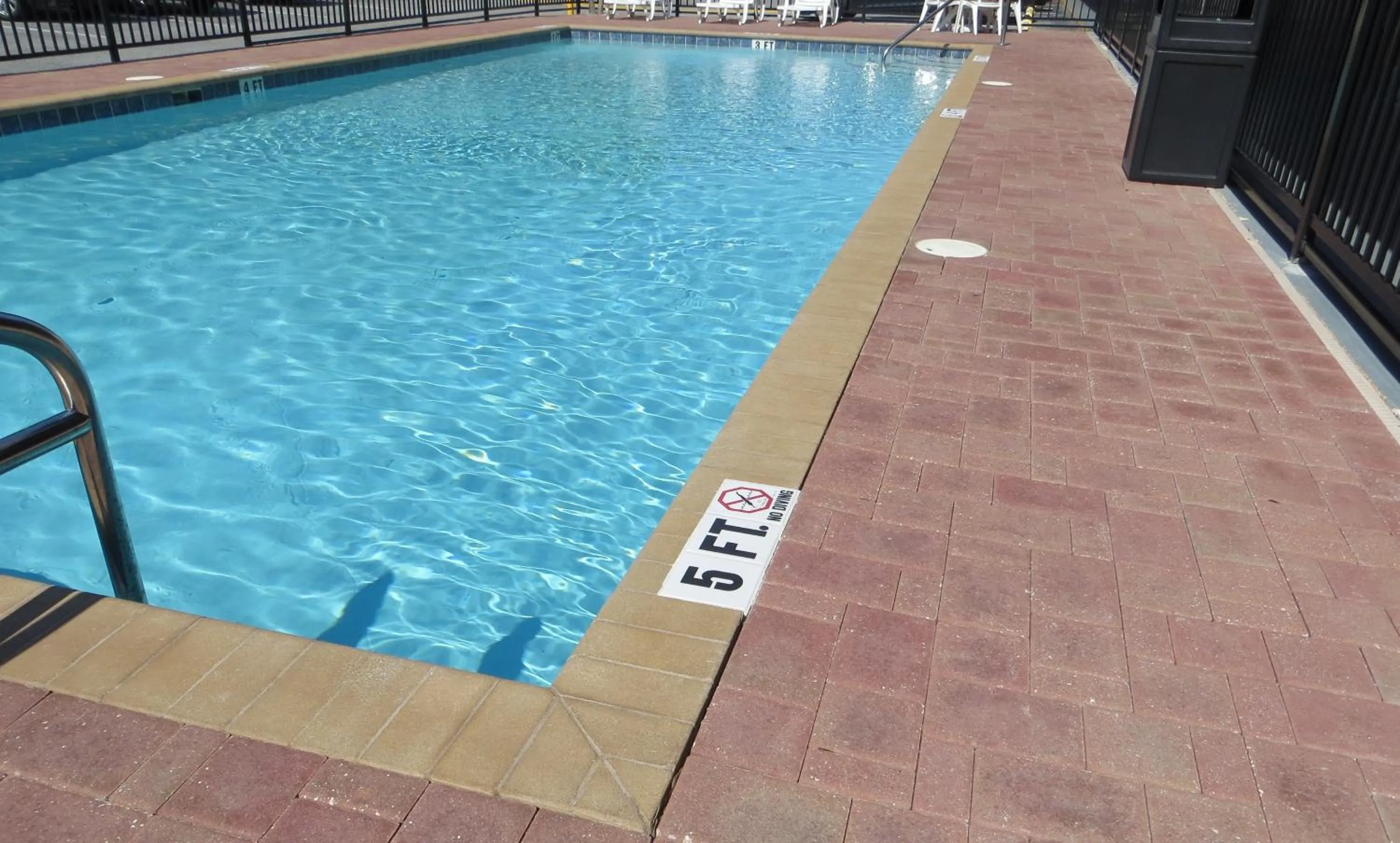 Swimming pool in Travelodge by Wyndham Orlando at Heart of International Drive