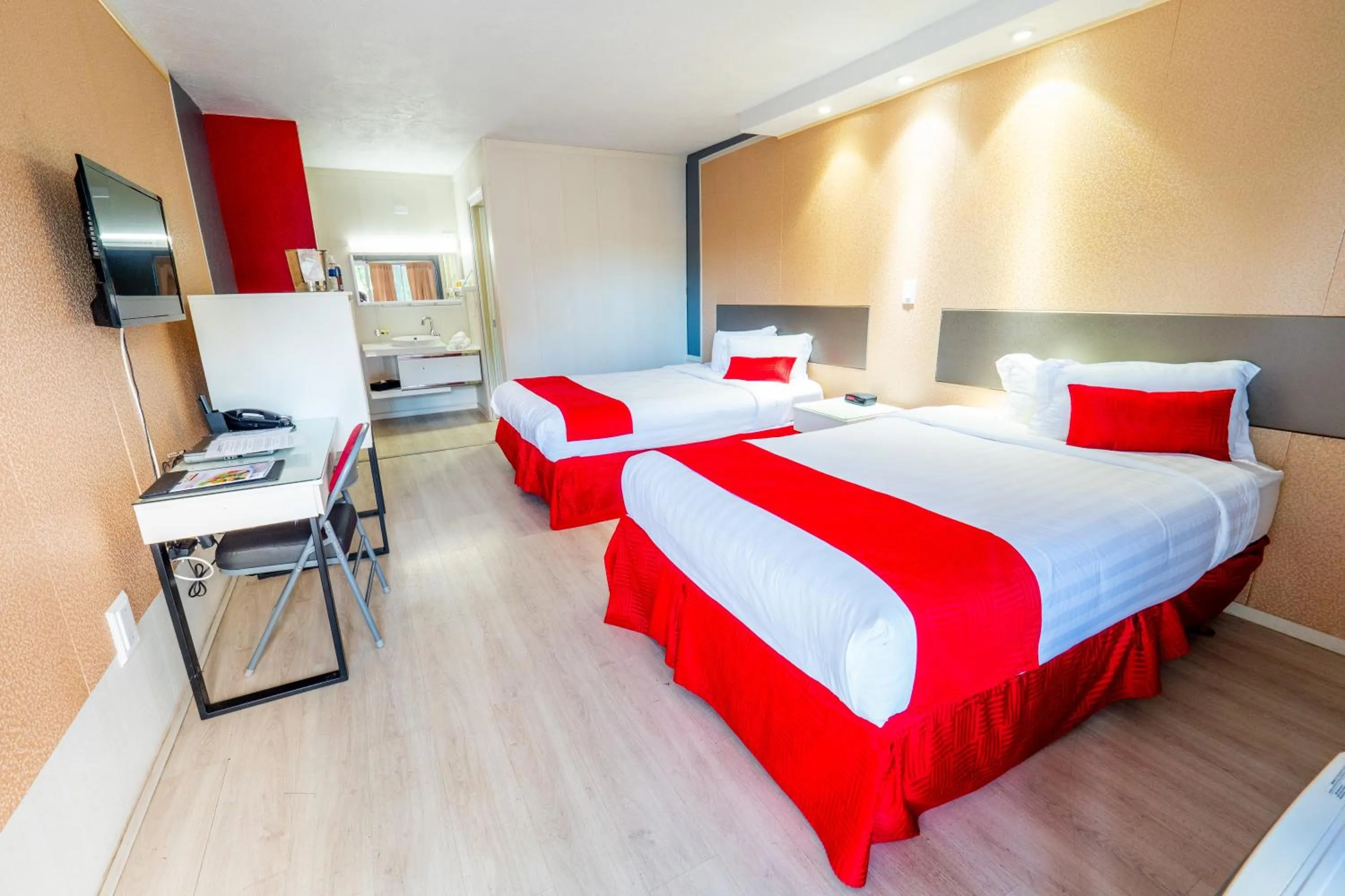 Bed in Travelodge by Wyndham Orlando at Heart of International Drive