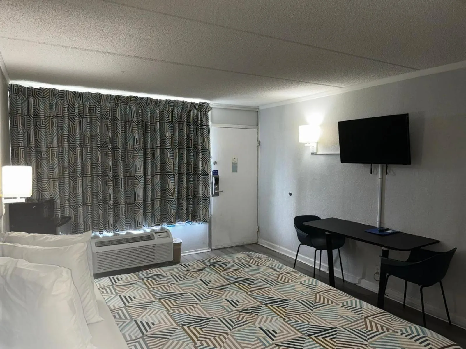 TV and multimedia, Bed in Motel 6-Tifton, GA