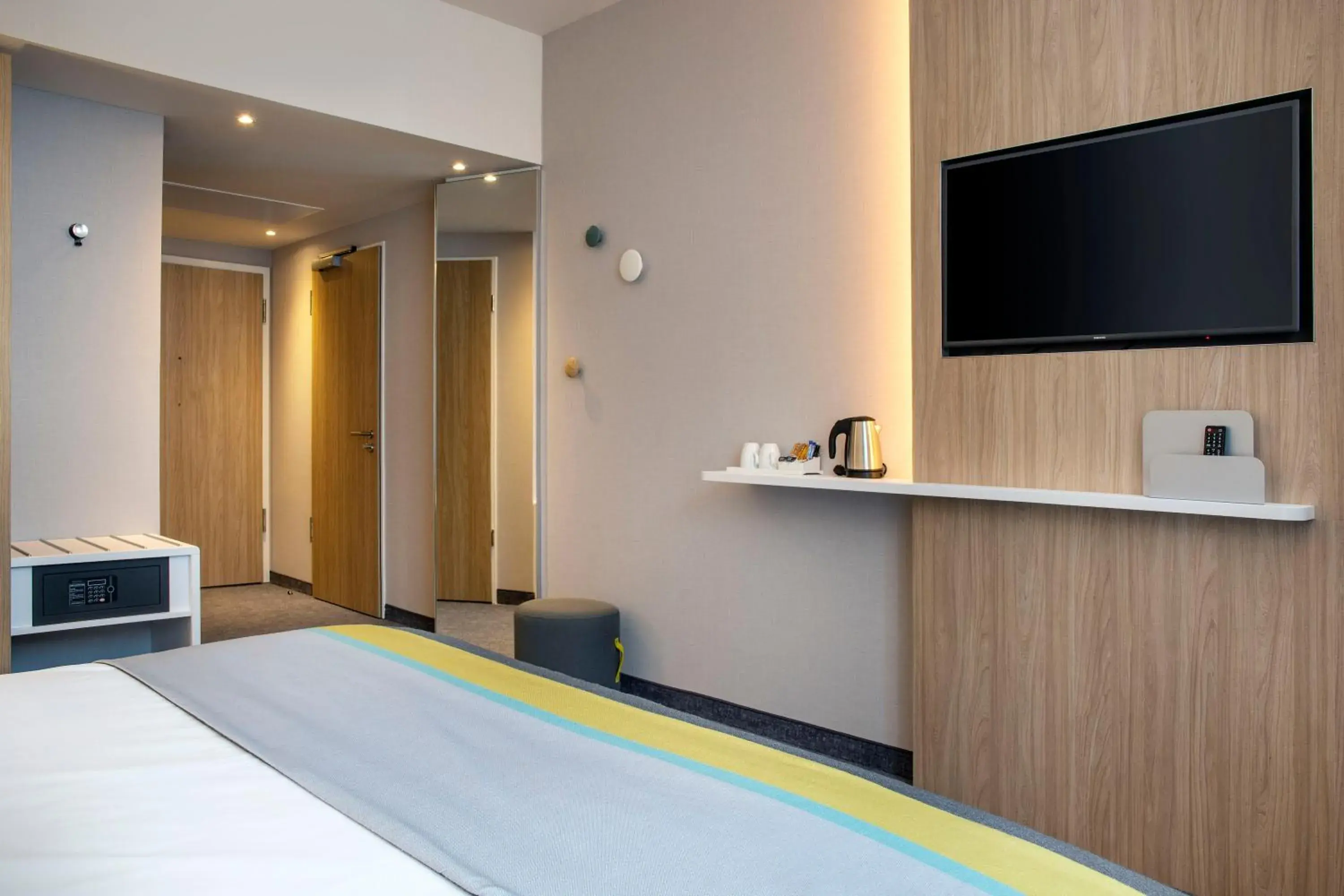 Double Room Mobility Access with Roll-In Shower - Non-Smoking in Holiday Inn Express Stuttgart-Waiblingen by IHG Double Room Mobility Access with Roll-In Shower - Non-Smoking in Holiday Inn Express Stuttgart-Waiblingen by IHG