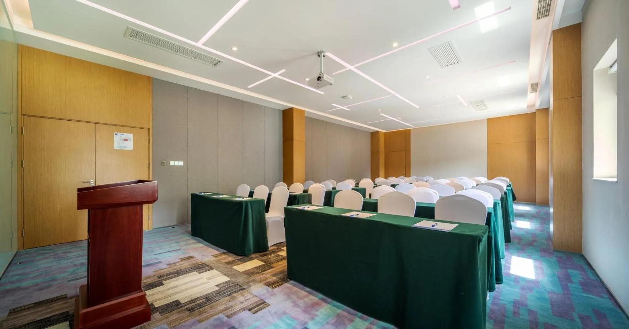 Meeting/conference room in Holiday Inn Express - Shaoxing Paojiang, an IHG Hotel