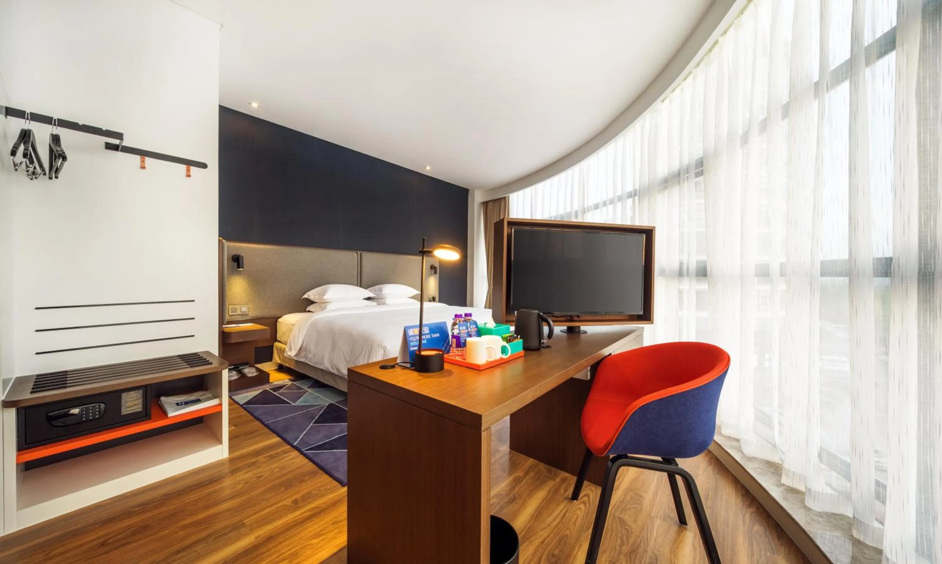 Photo of the whole room, TV/Entertainment Center in Holiday Inn Express - Shaoxing Paojiang, an IHG Hotel