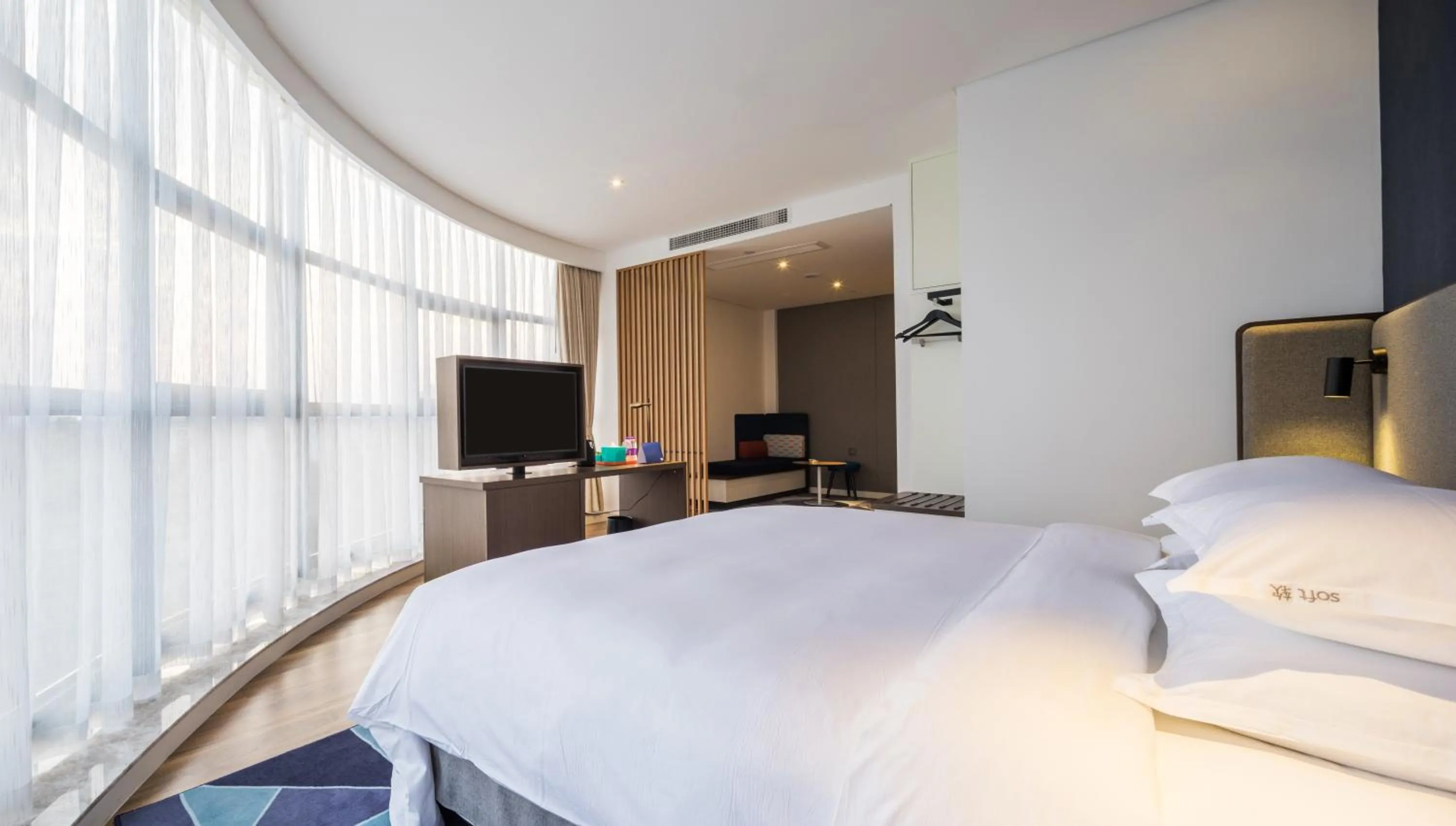 Photo of the whole room in Holiday Inn Express - Shaoxing Paojiang, an IHG Hotel