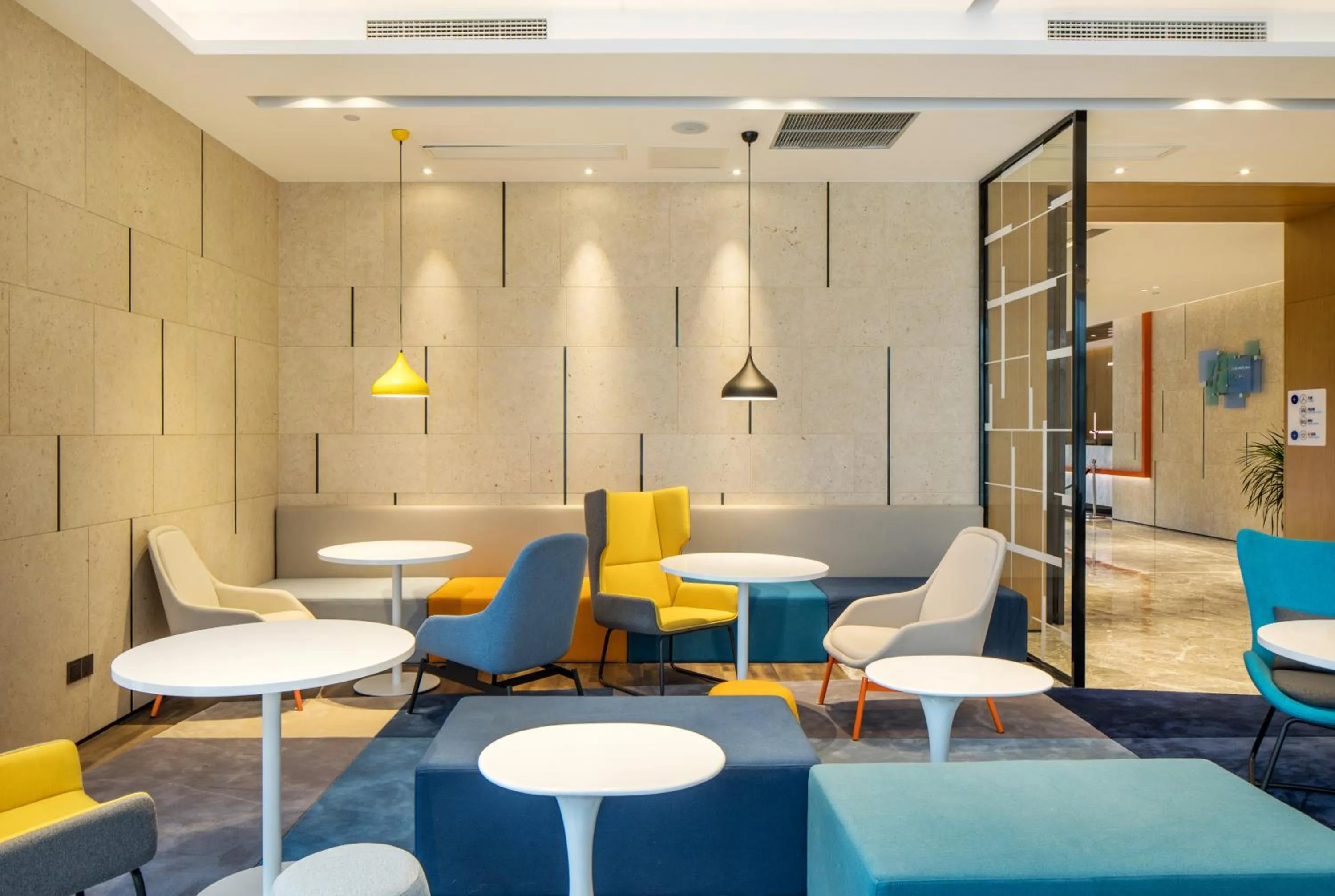 Property building, Lounge/Bar in Holiday Inn Express - Shaoxing Paojiang, an IHG Hotel