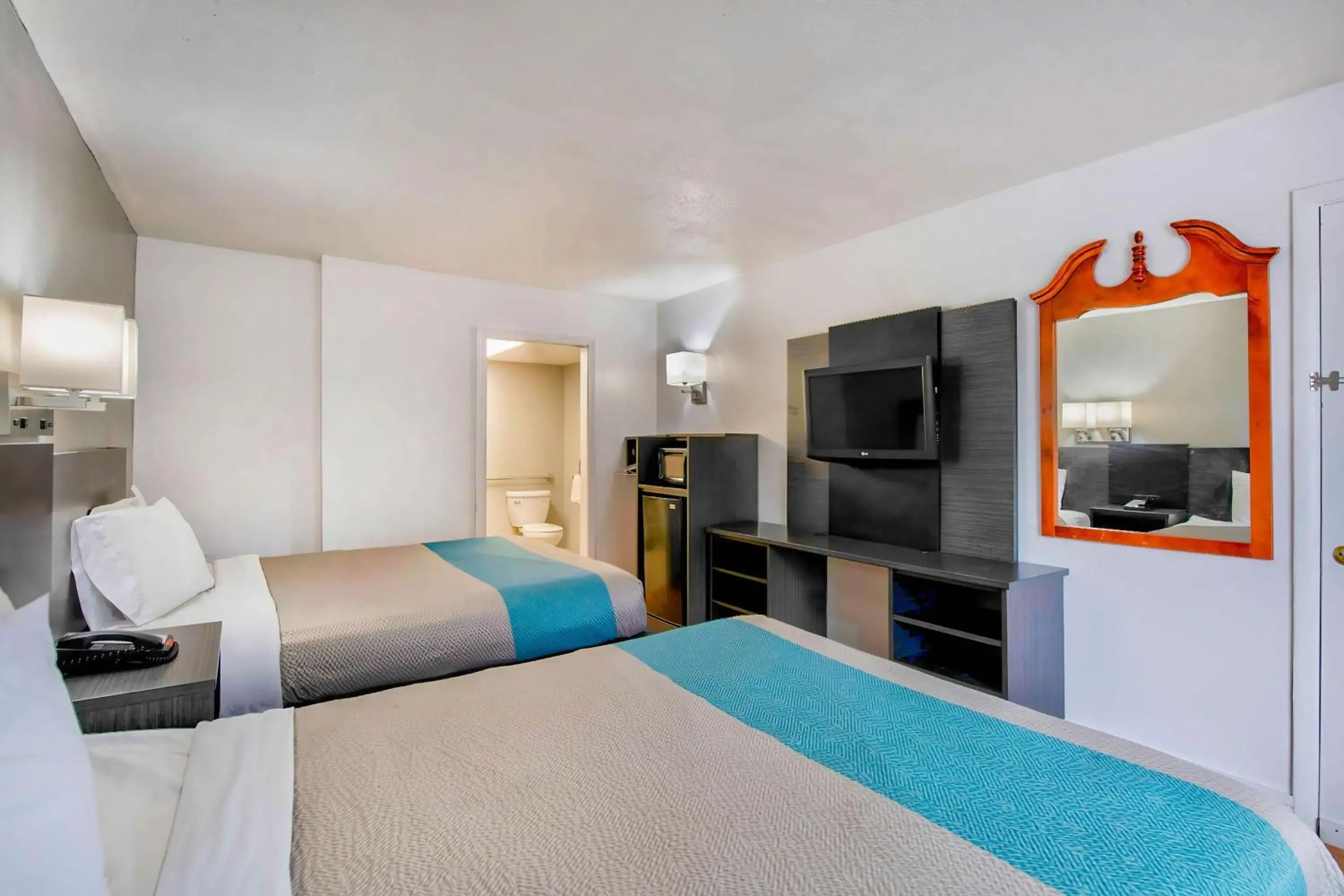 Deluxe Queen Room with Two Queen Beds - Non-Smoking in Motel 6 Byron, Ga Deluxe Queen Room with Two Queen Beds - Non-Smoking in Motel 6 Byron, Ga