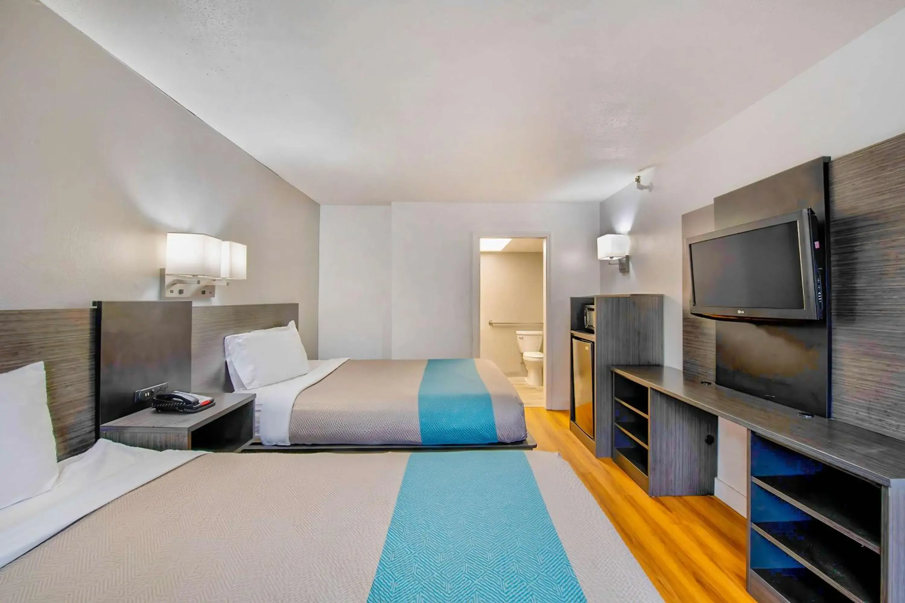 Deluxe Queen Room with Two Queen Beds - Smoking in Motel 6 Byron, Ga Deluxe Queen Room with Two Queen Beds - Smoking in Motel 6 Byron, Ga