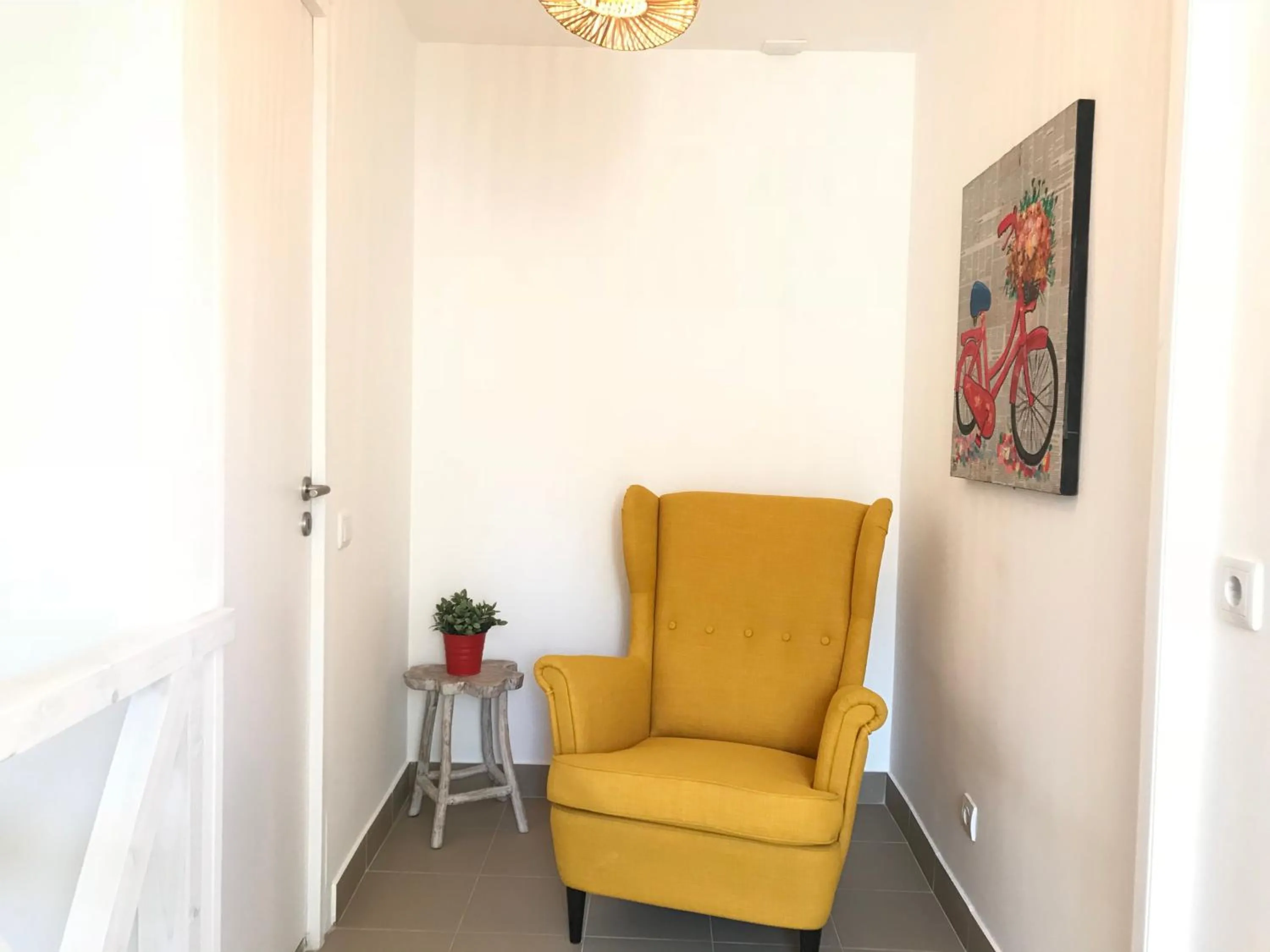 Seating area in SantoSweethome 2