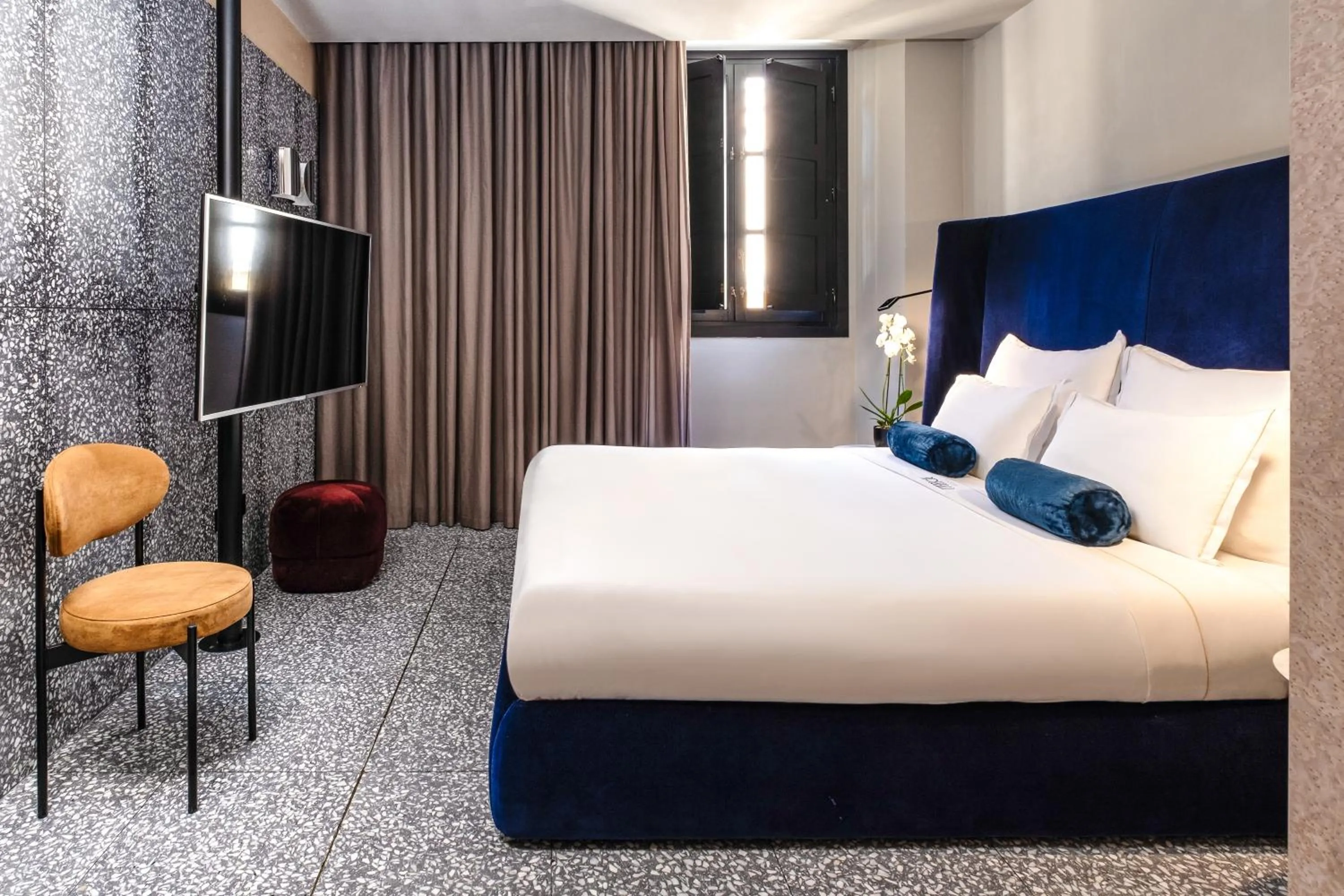 Bedroom, Bed in Rosselli