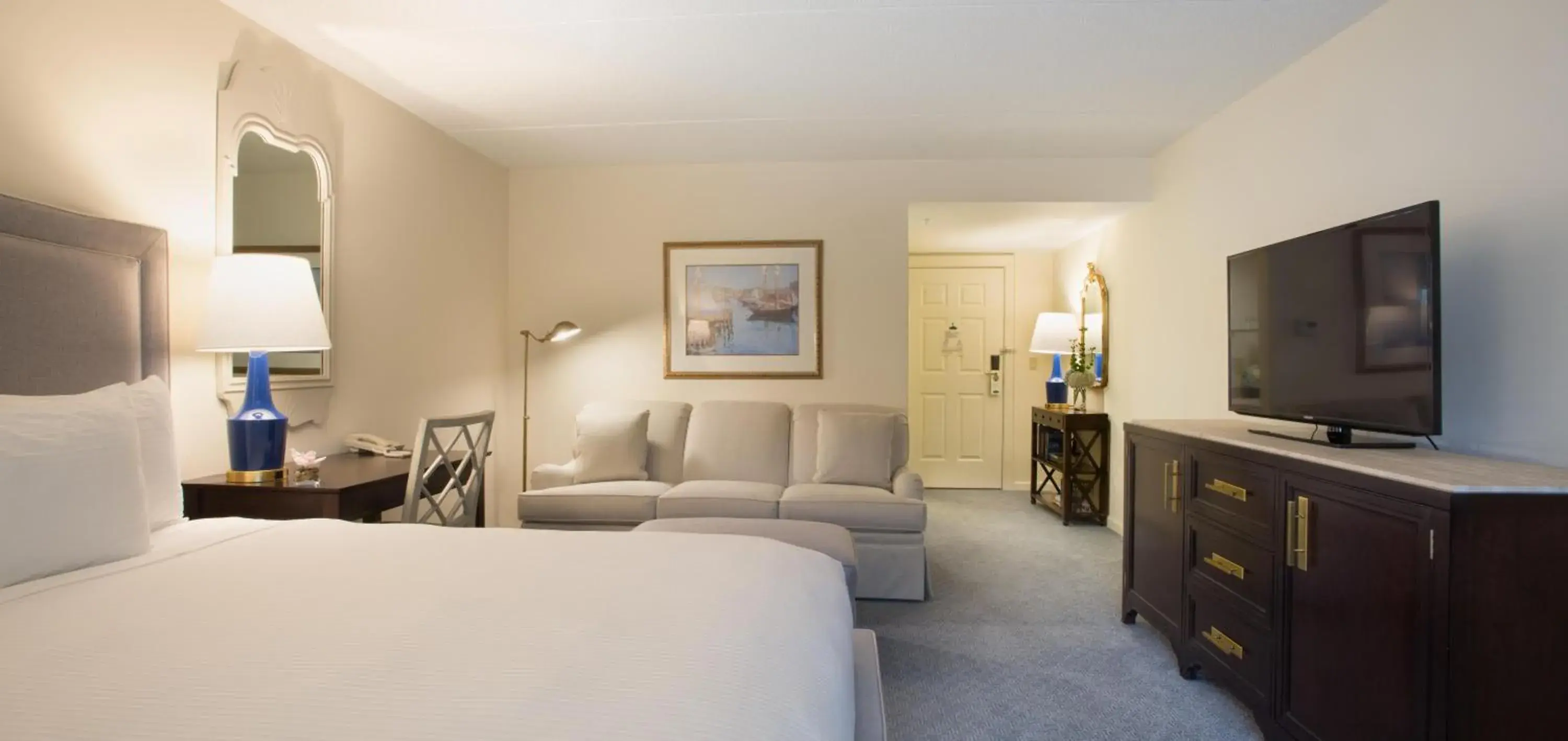 Deluxe King Room with Sofa Bed in The Bellmoor Inn and Spa Deluxe King Room with Sofa Bed in The Bellmoor Inn and Spa