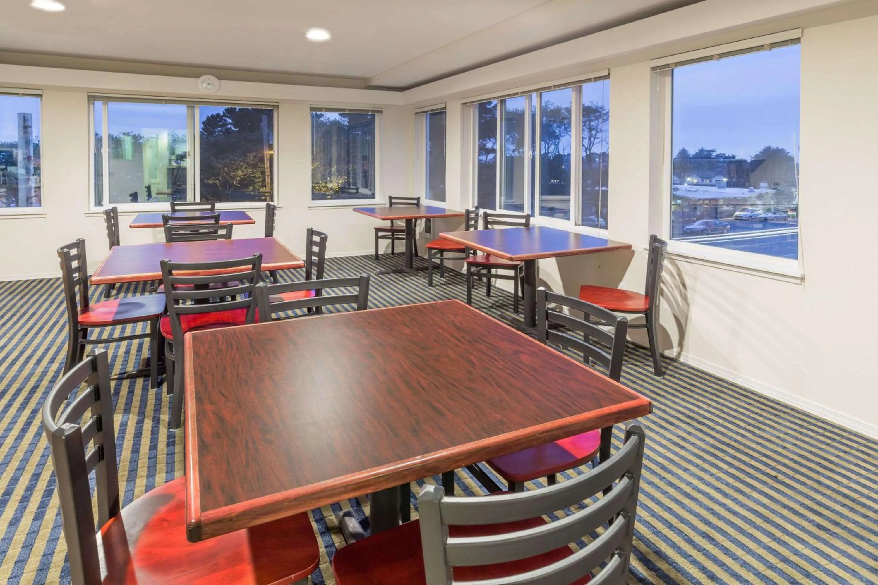 Meeting/conference room in Travelodge by Wyndham Depoe Bay
