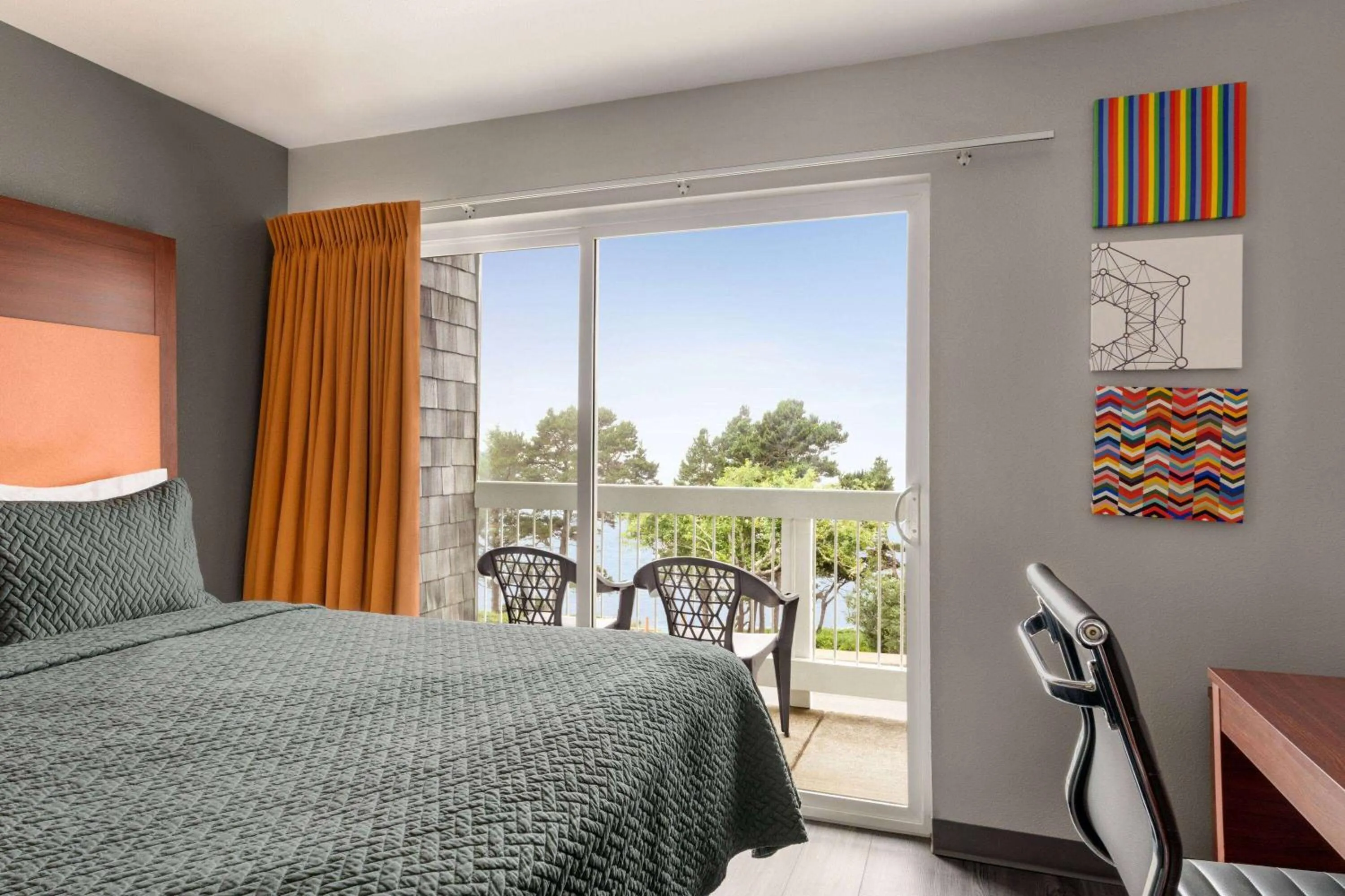 Photo of the whole room, Bed in Travelodge by Wyndham Depoe Bay