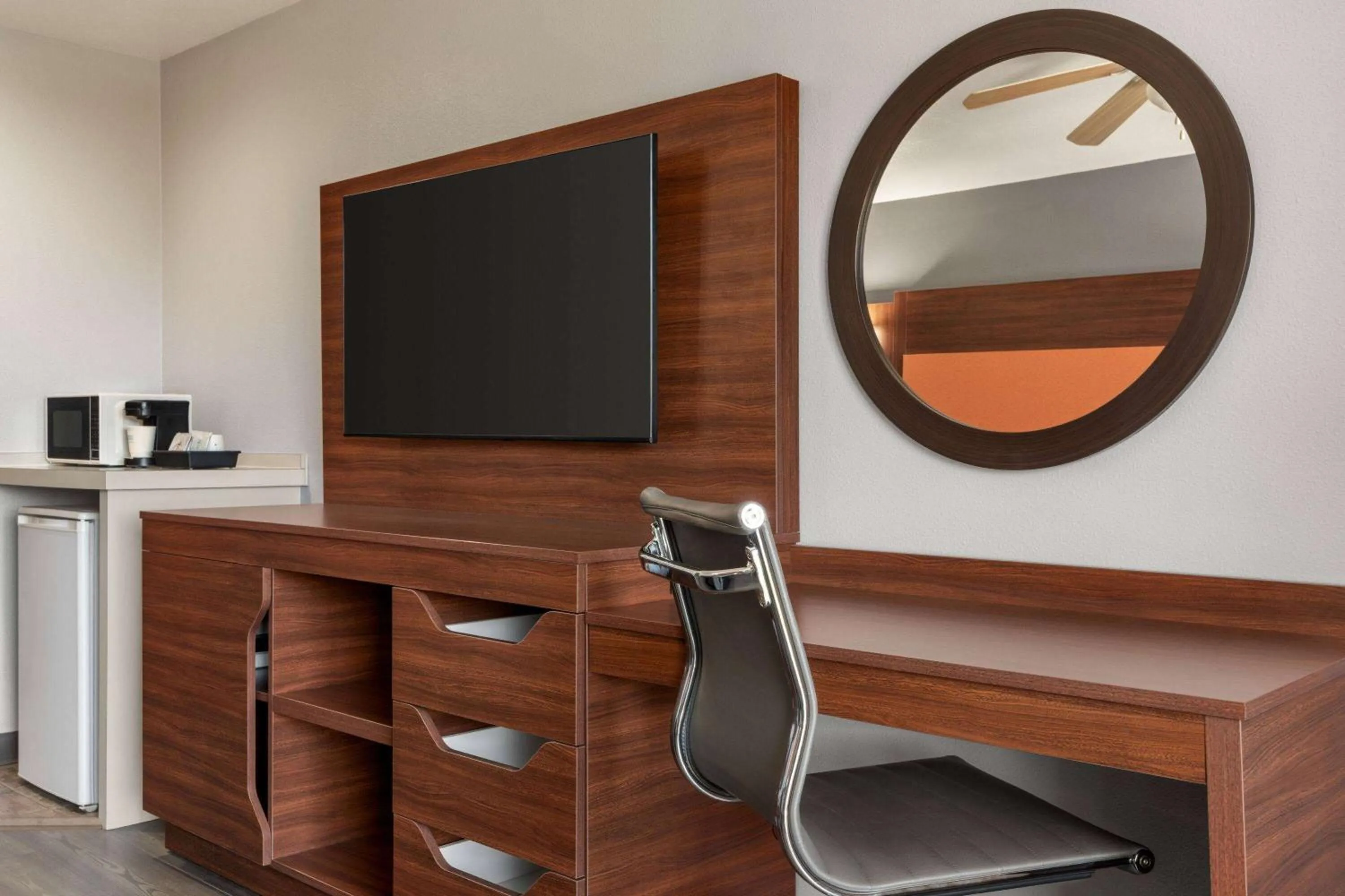 Photo of the whole room in Travelodge by Wyndham Depoe Bay