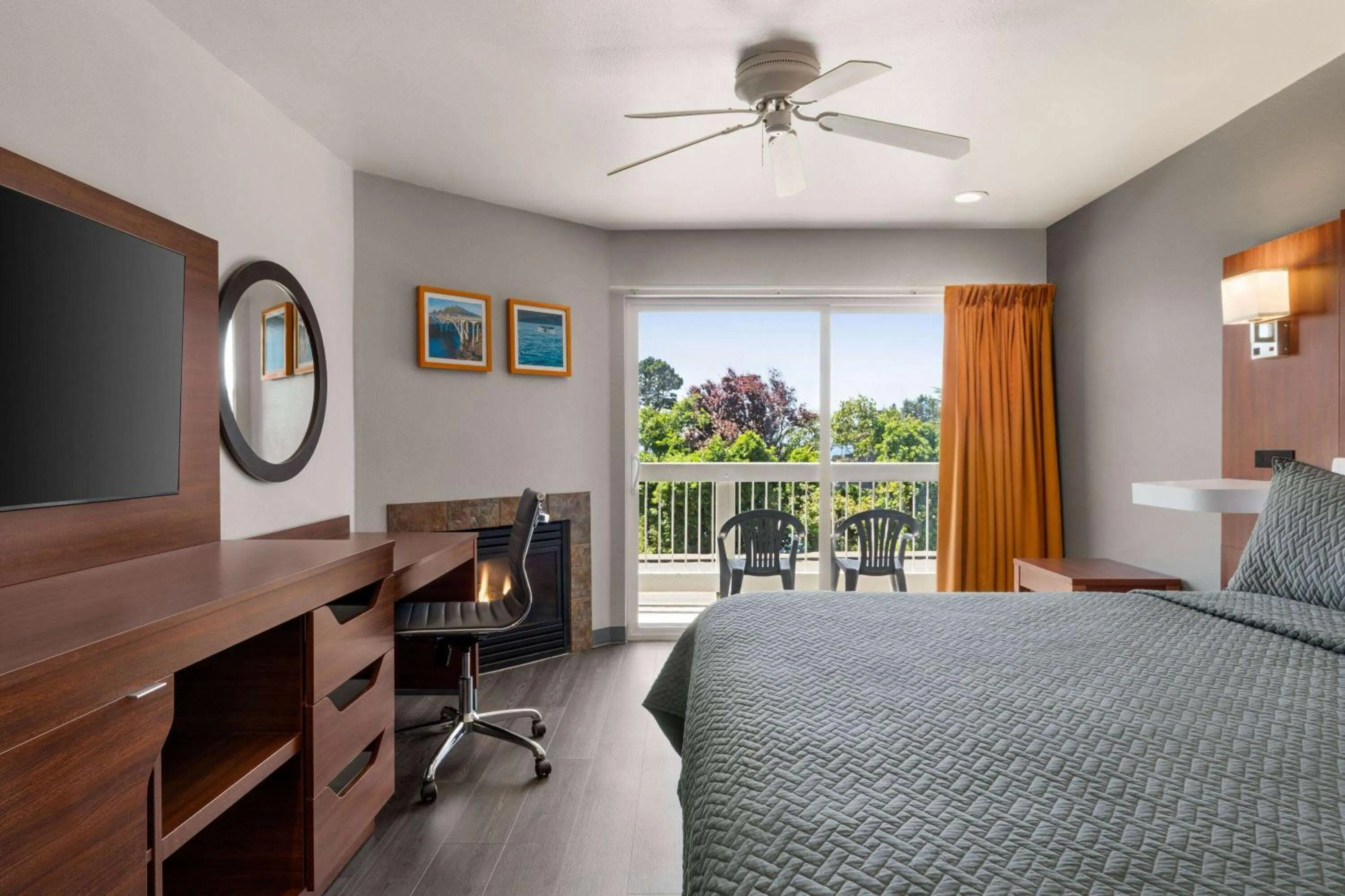 Photo of the whole room, Bed in Travelodge by Wyndham Depoe Bay