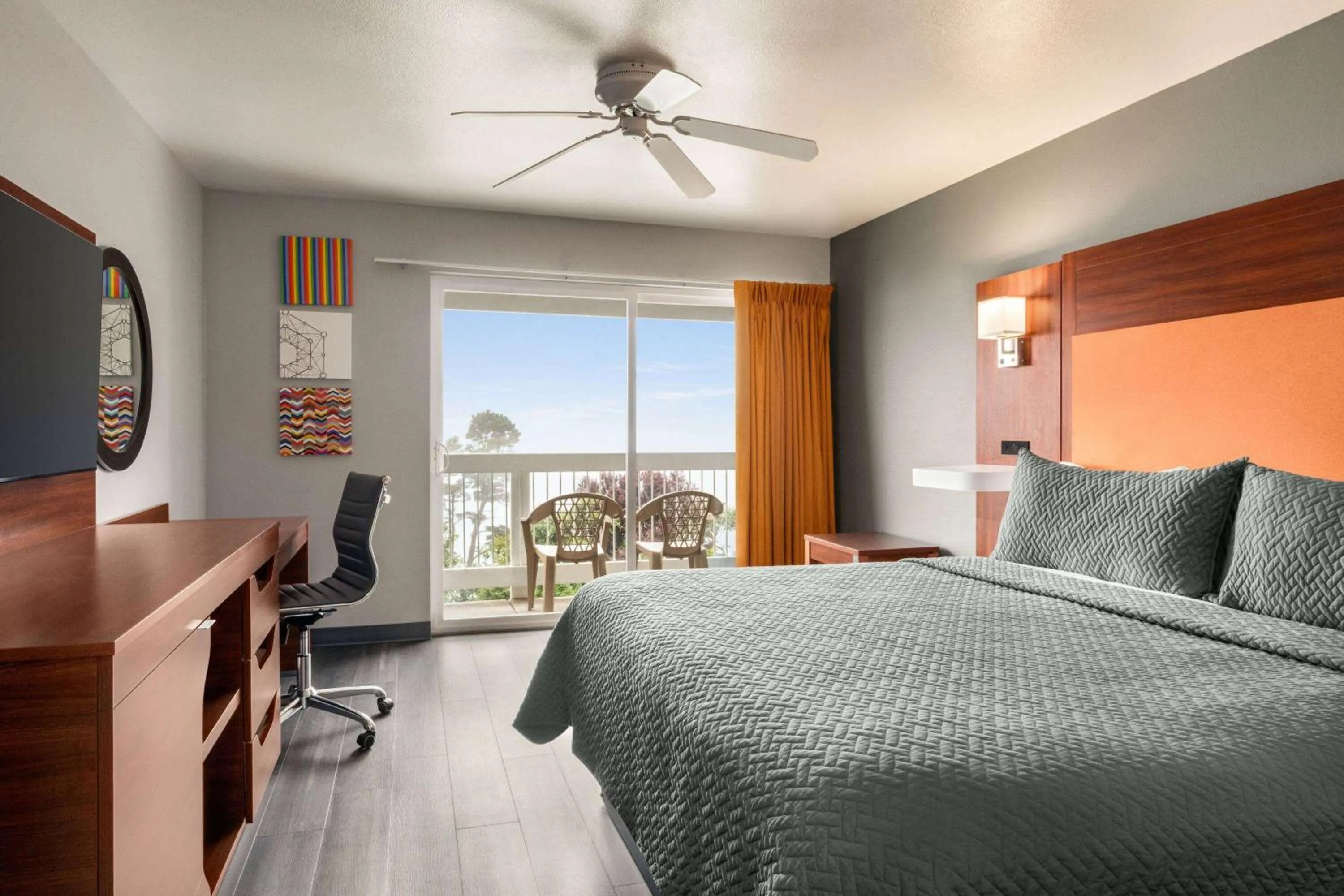 Photo of the whole room, Bed in Travelodge by Wyndham Depoe Bay