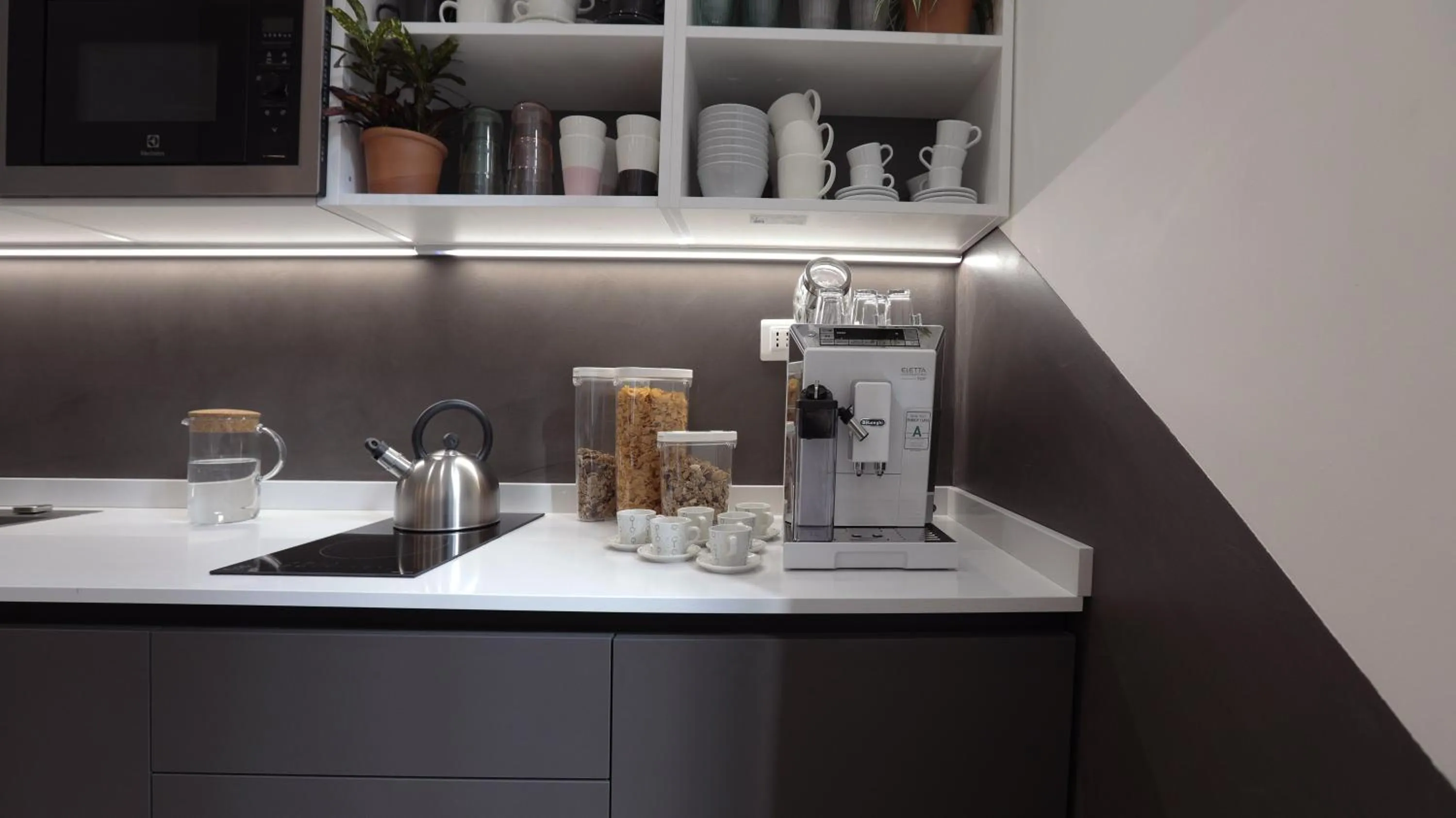 Coffee/tea facilities in Suite Inn Rome