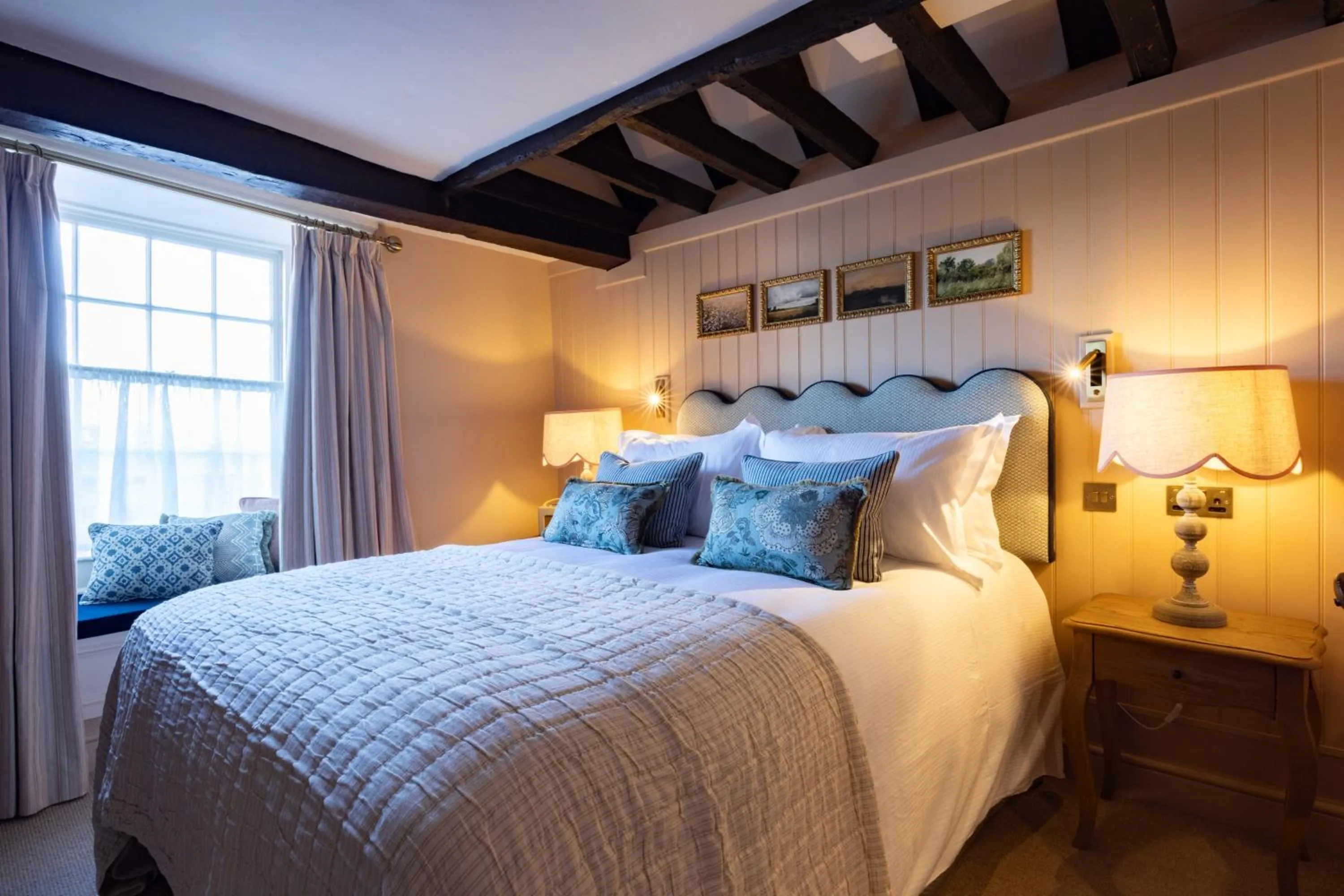 Bedroom, Bed in The White Hart - A Heartwood Inn