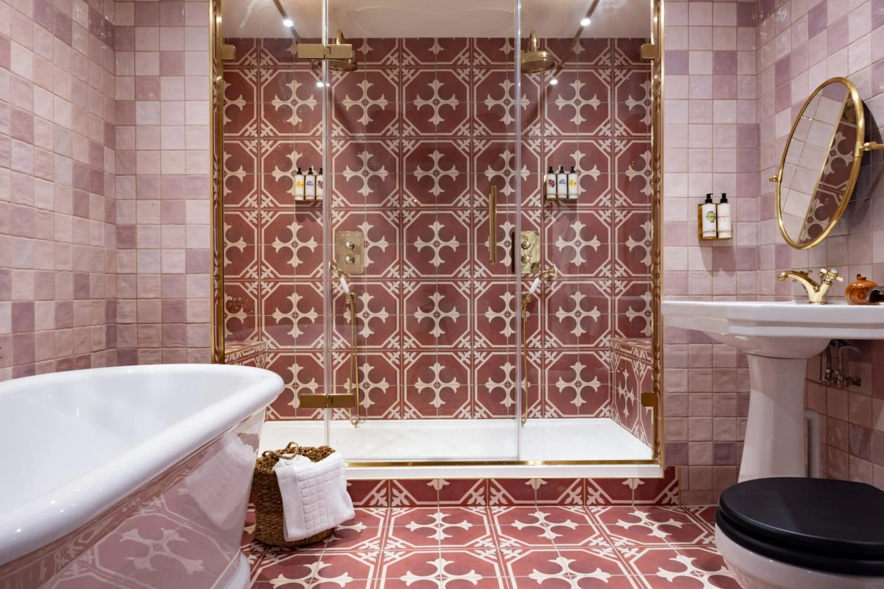 Shower in The White Hart - A Heartwood Inn