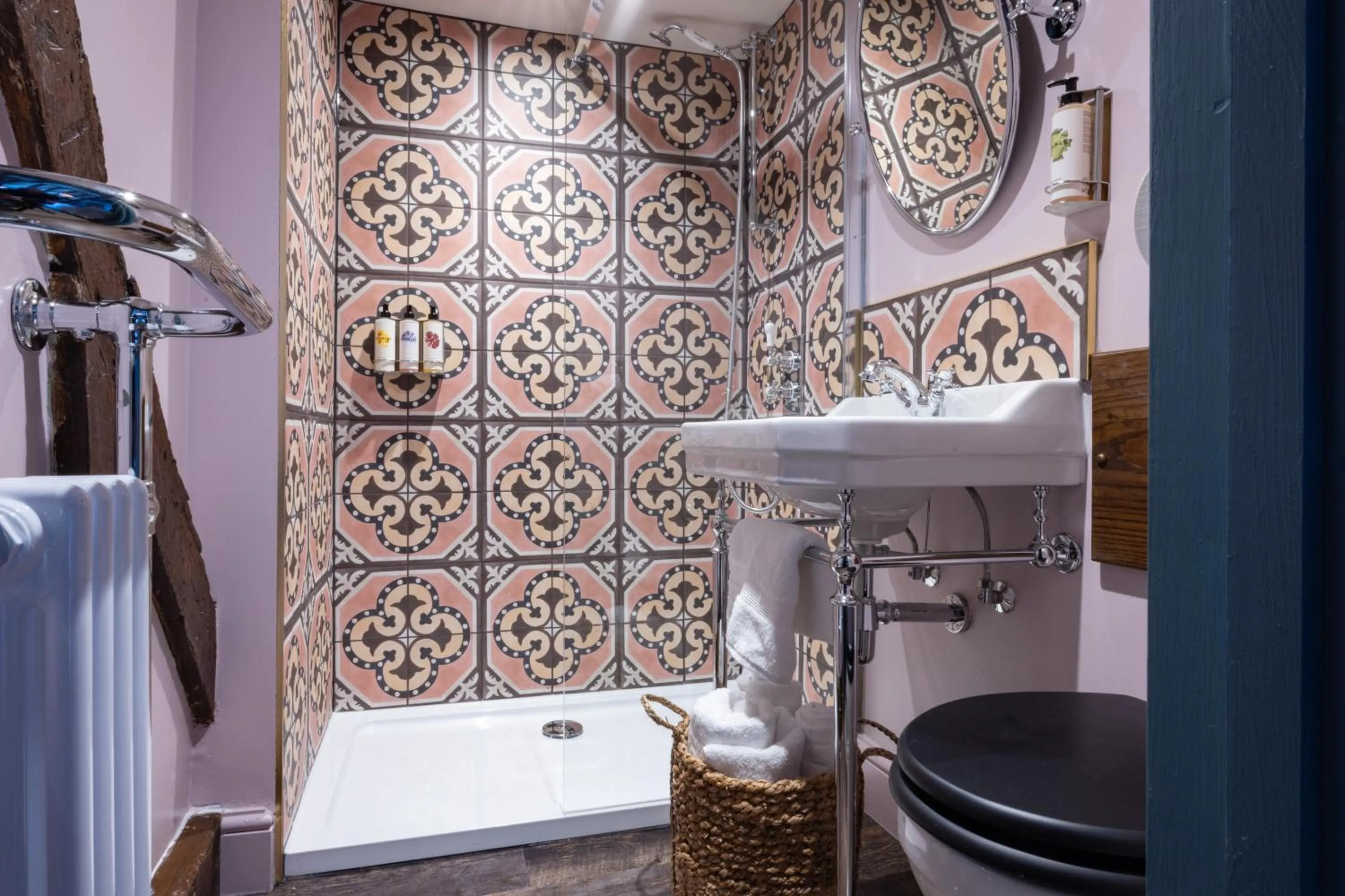 Shower in The White Hart - A Heartwood Inn