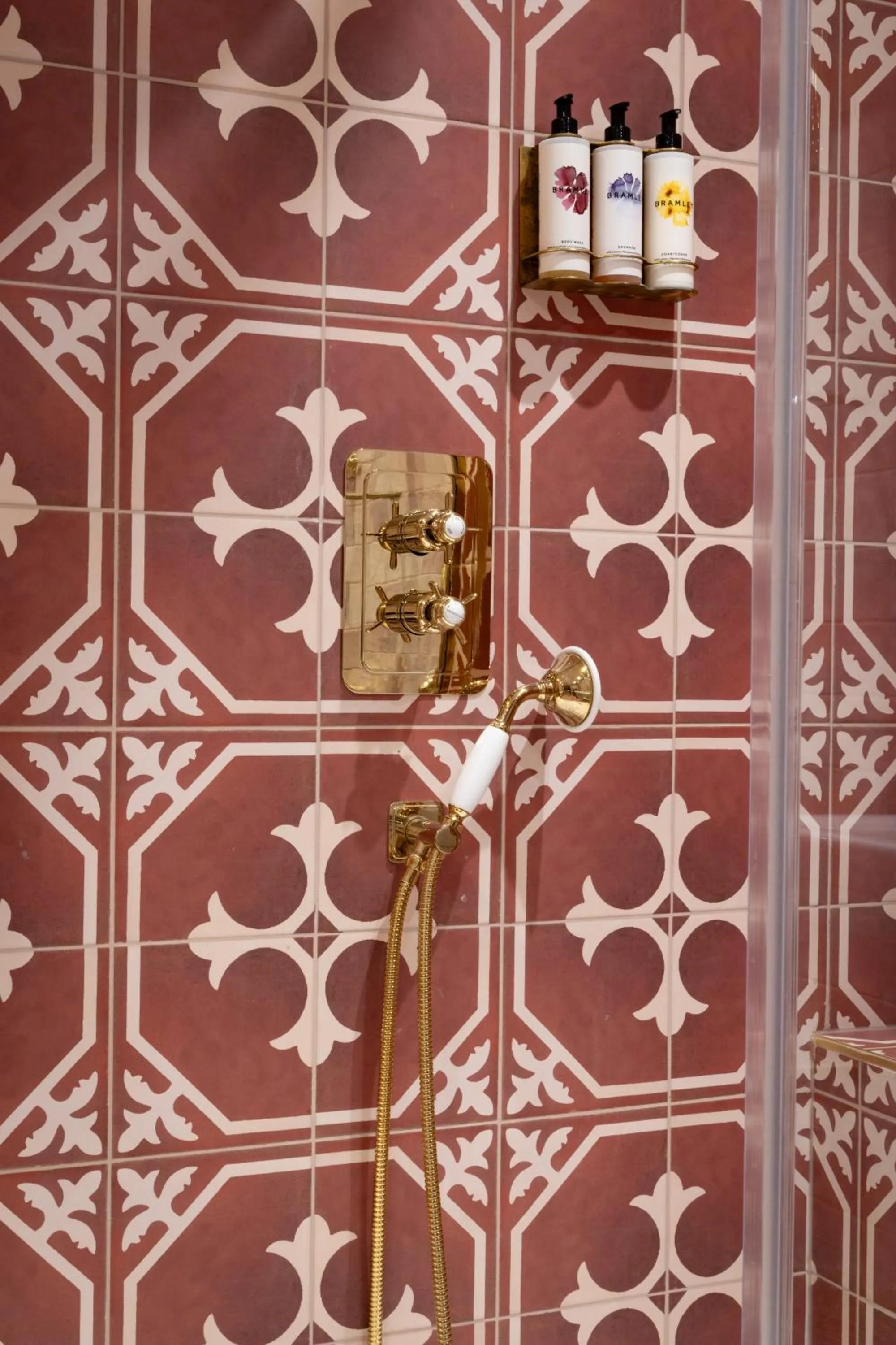 Shower in The White Hart - A Heartwood Inn