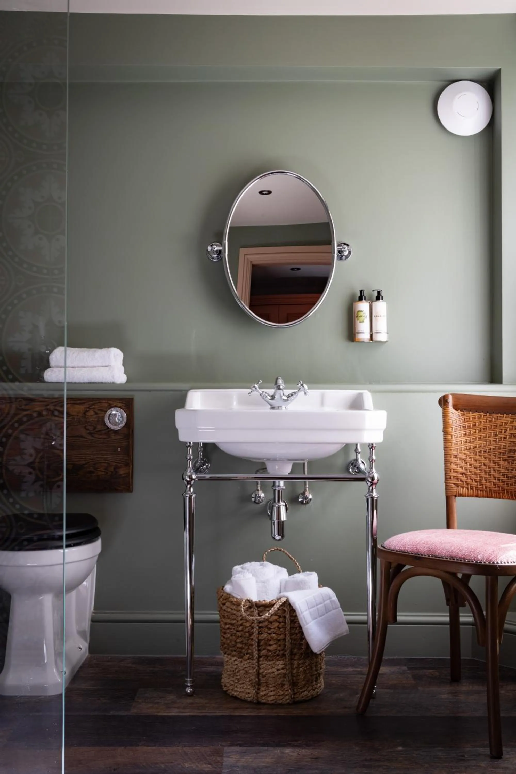 Bathroom in The White Hart - A Heartwood Inn