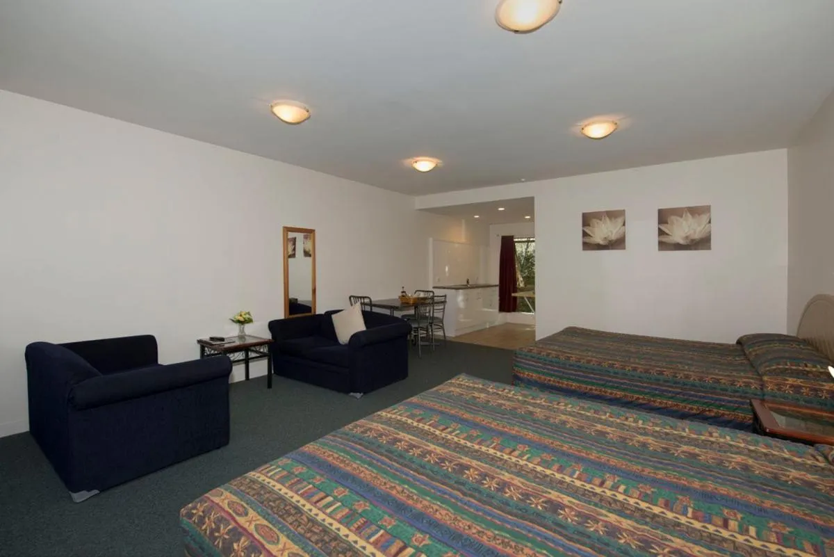 Photo of the whole room, Bed in Lake Point Motel