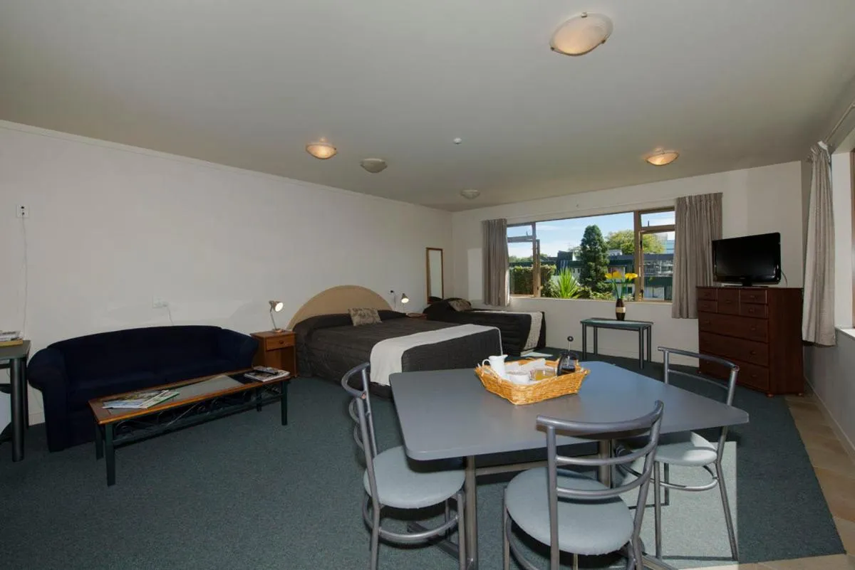 Photo of the whole room in Lake Point Motel