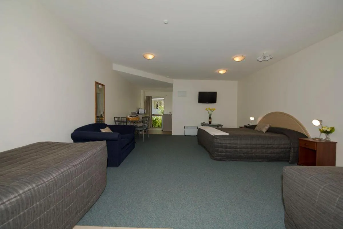 Photo of the whole room in Lake Point Motel