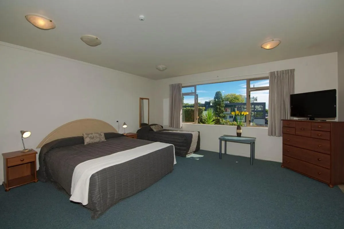 Photo of the whole room, Bed in Lake Point Motel