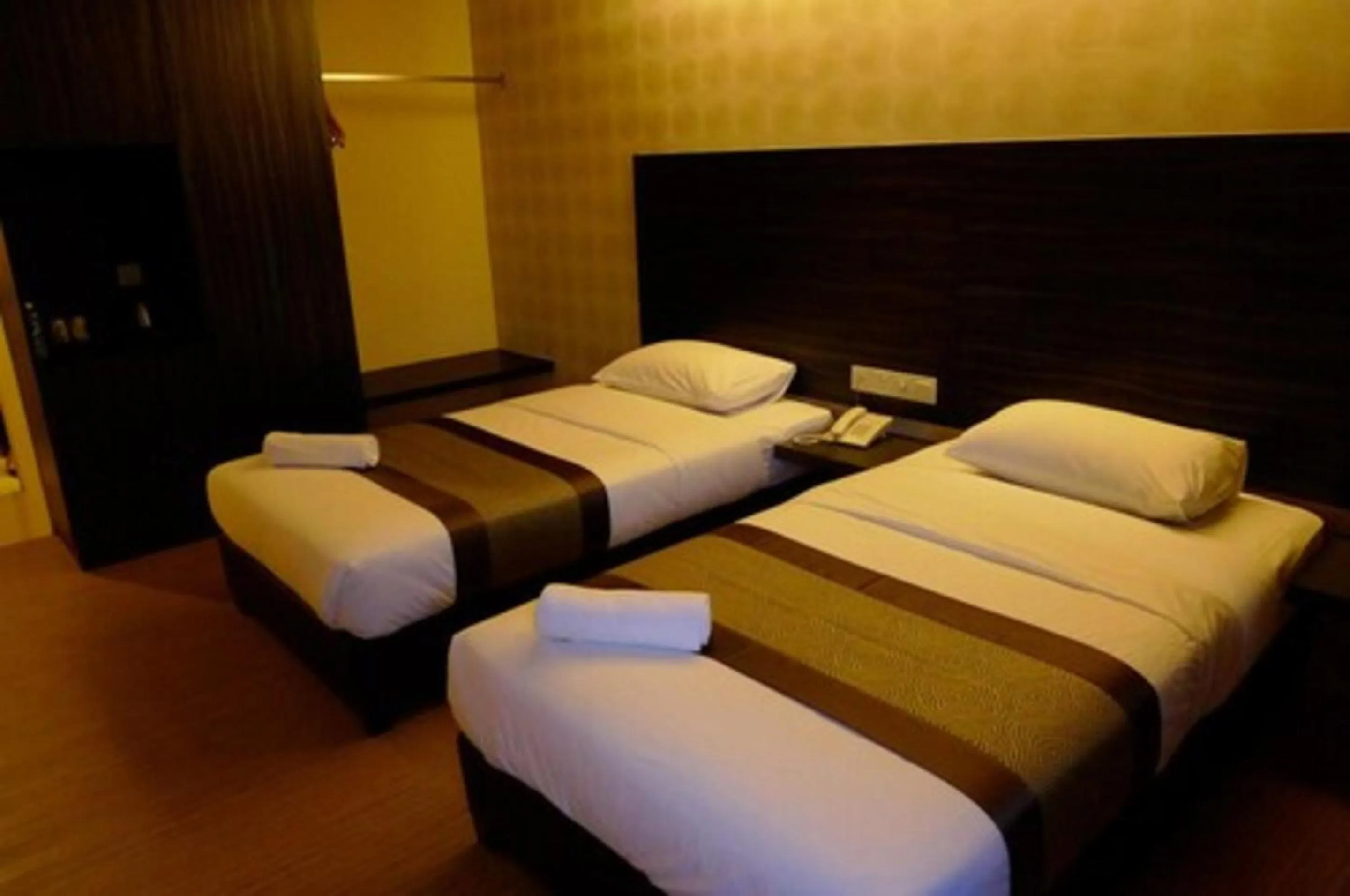 Bed in Hotel Austin Paradise