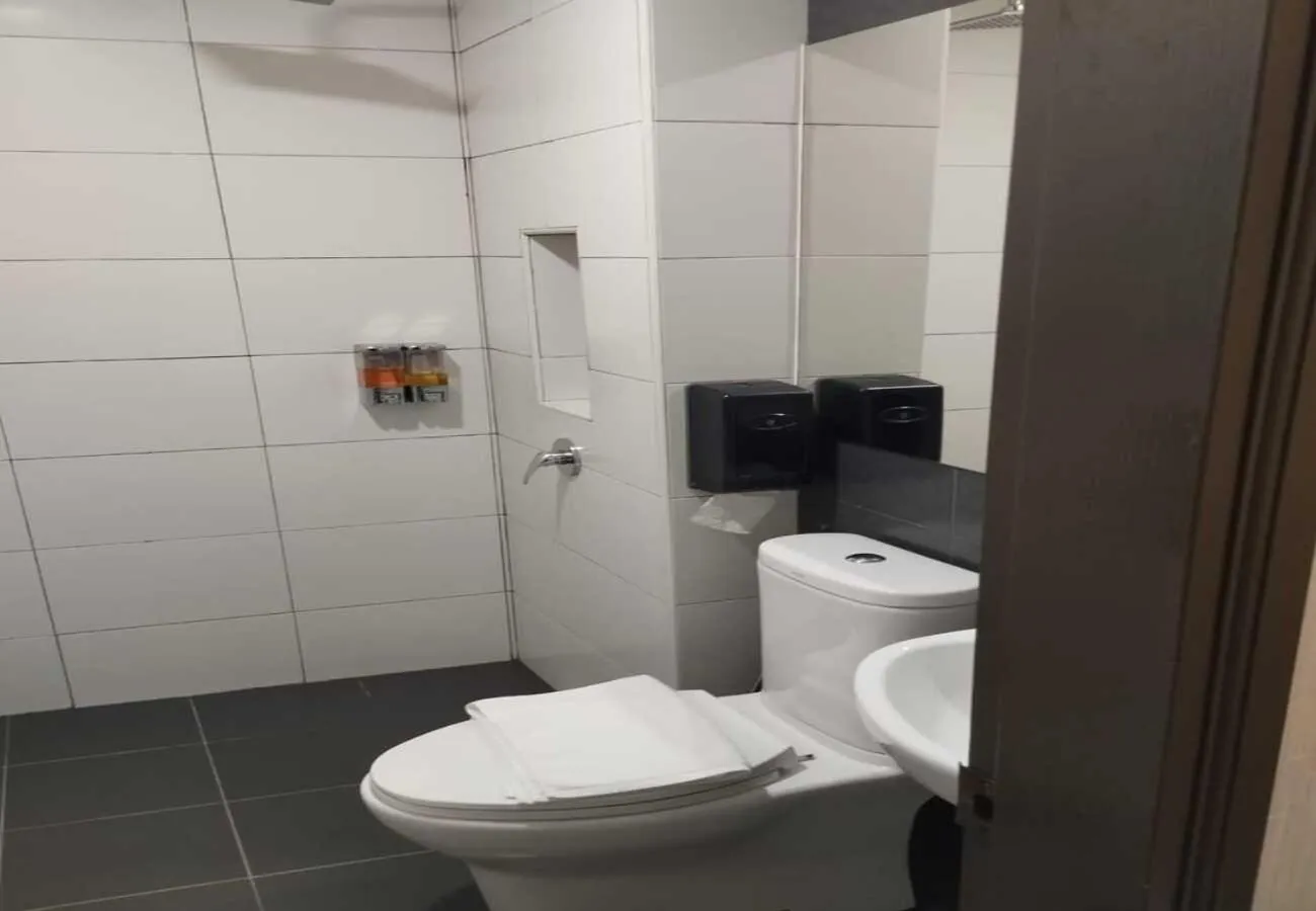 Shower in Hotel Austin Paradise