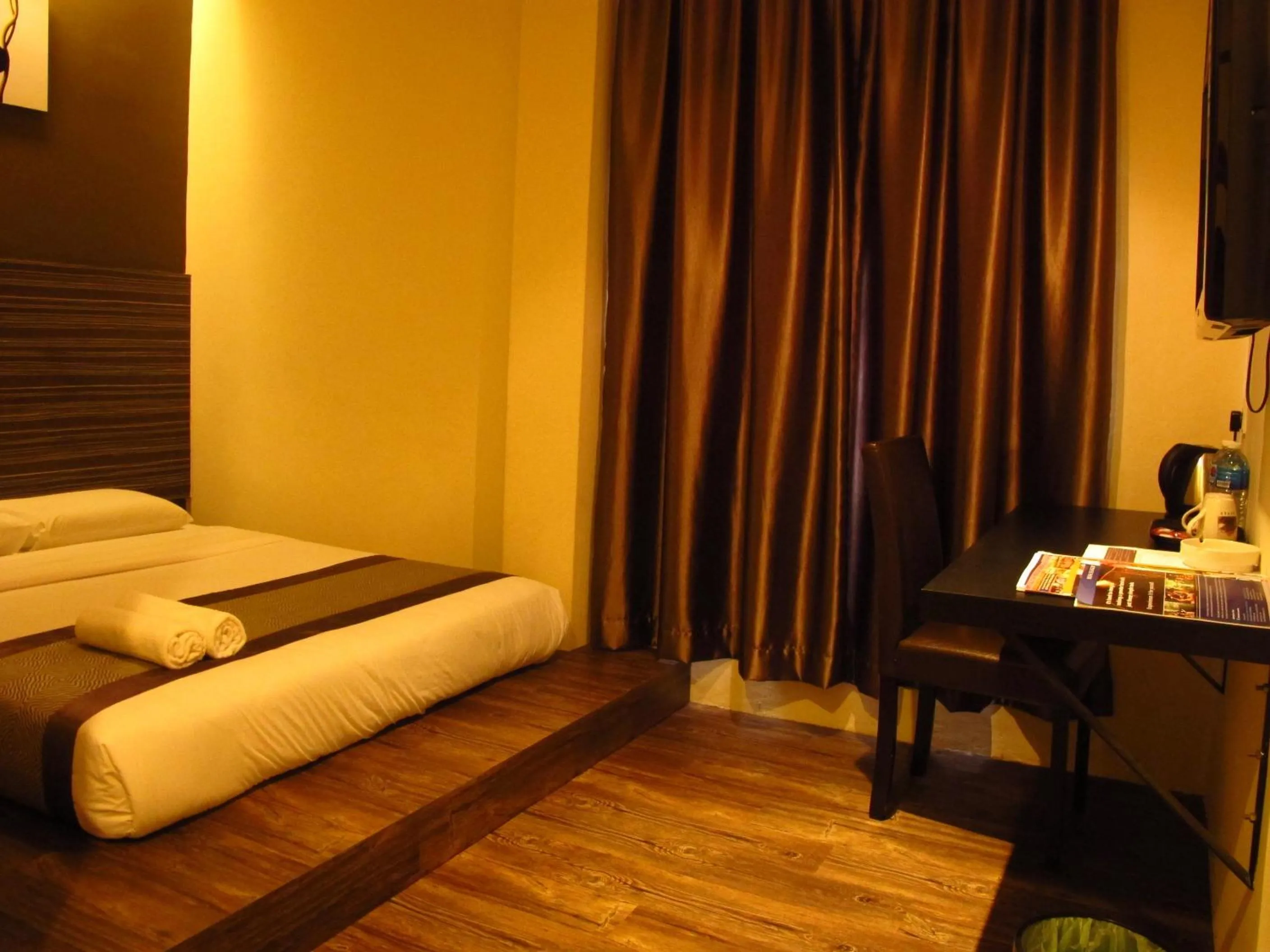 Bed in Hotel Austin Paradise