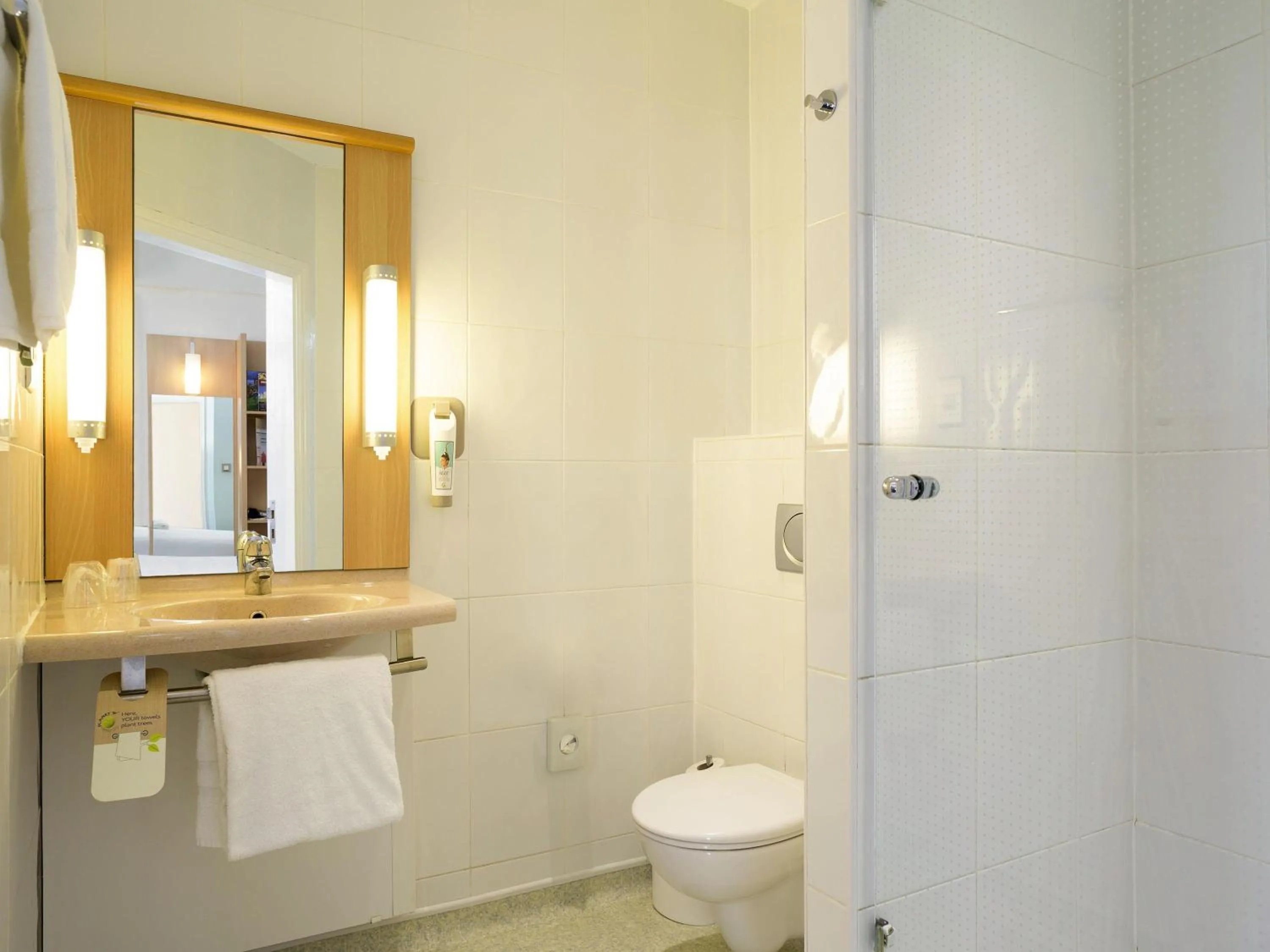 Bedroom in ibis Styles York Centre