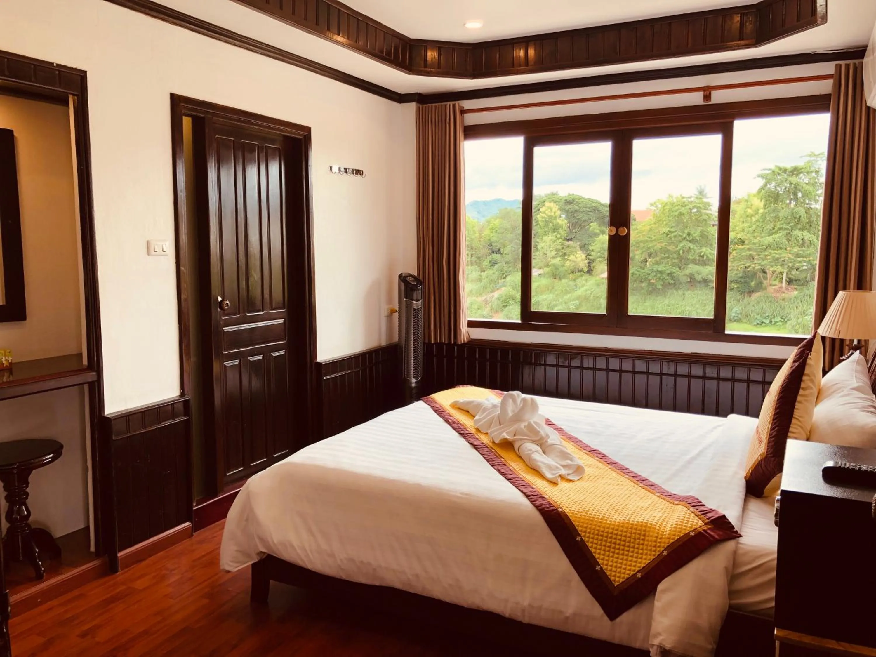 Bedroom, Bed in Merry Riverside Hotel