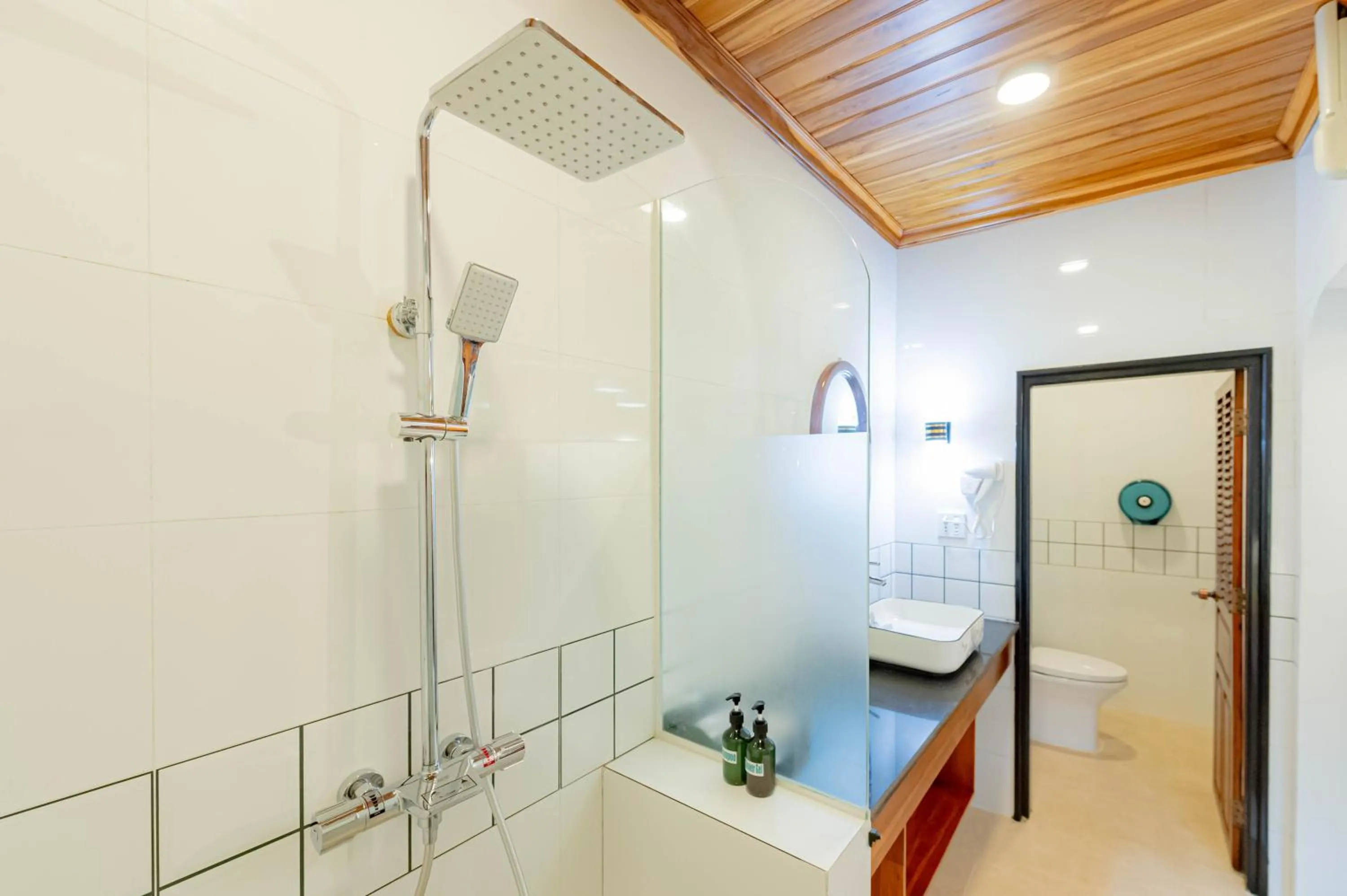 Merry Riverside Hotel