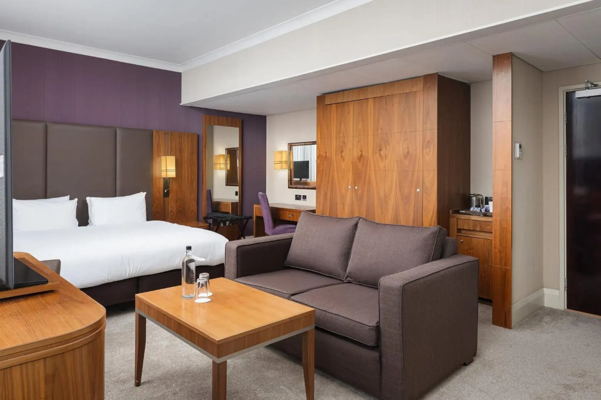 Junior King Suite with Living Area in Crowne Plaza London Ealing by IHG Junior King Suite with Living Area in Crowne Plaza London Ealing by IHG