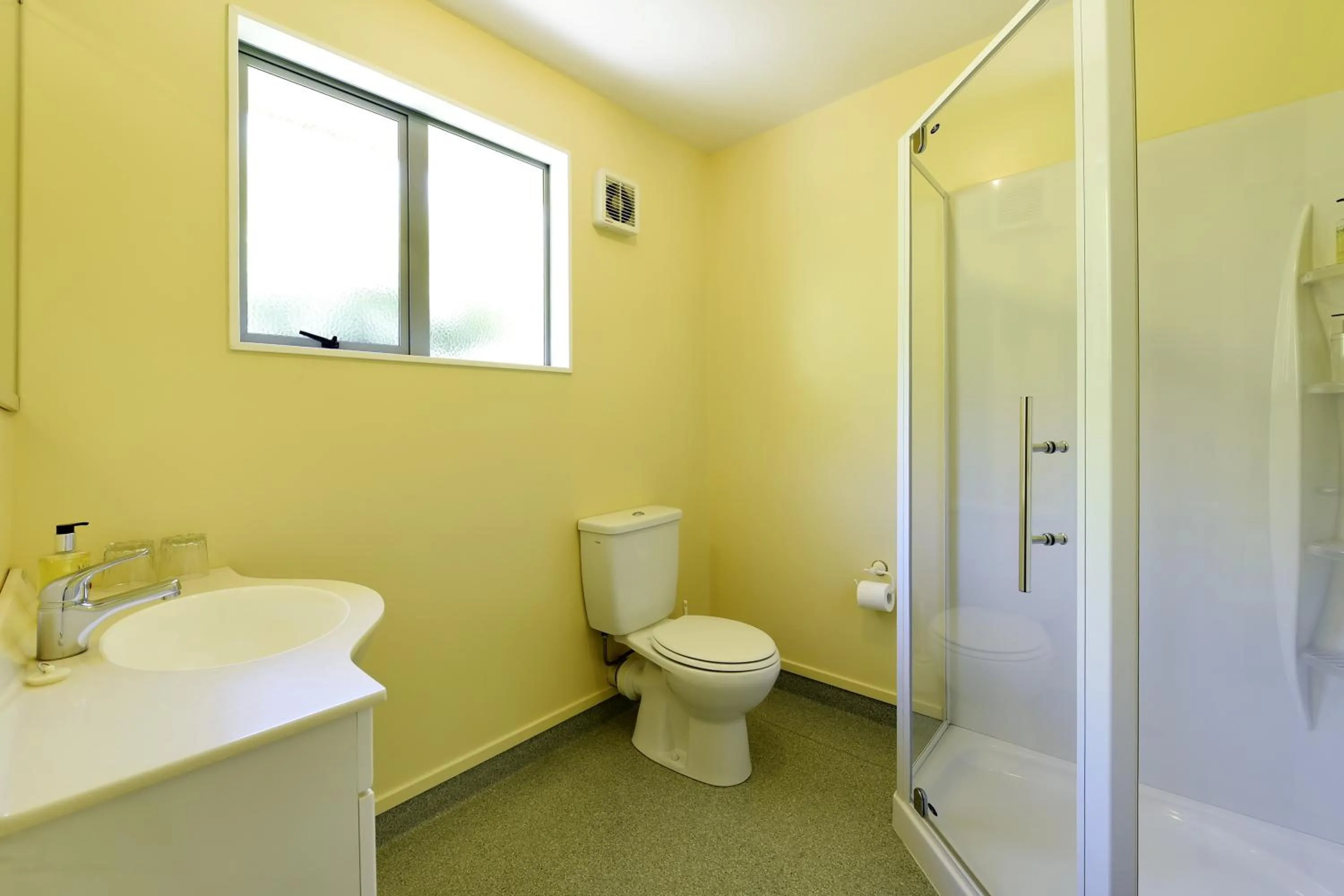 Shower in Abelia Motor Lodge