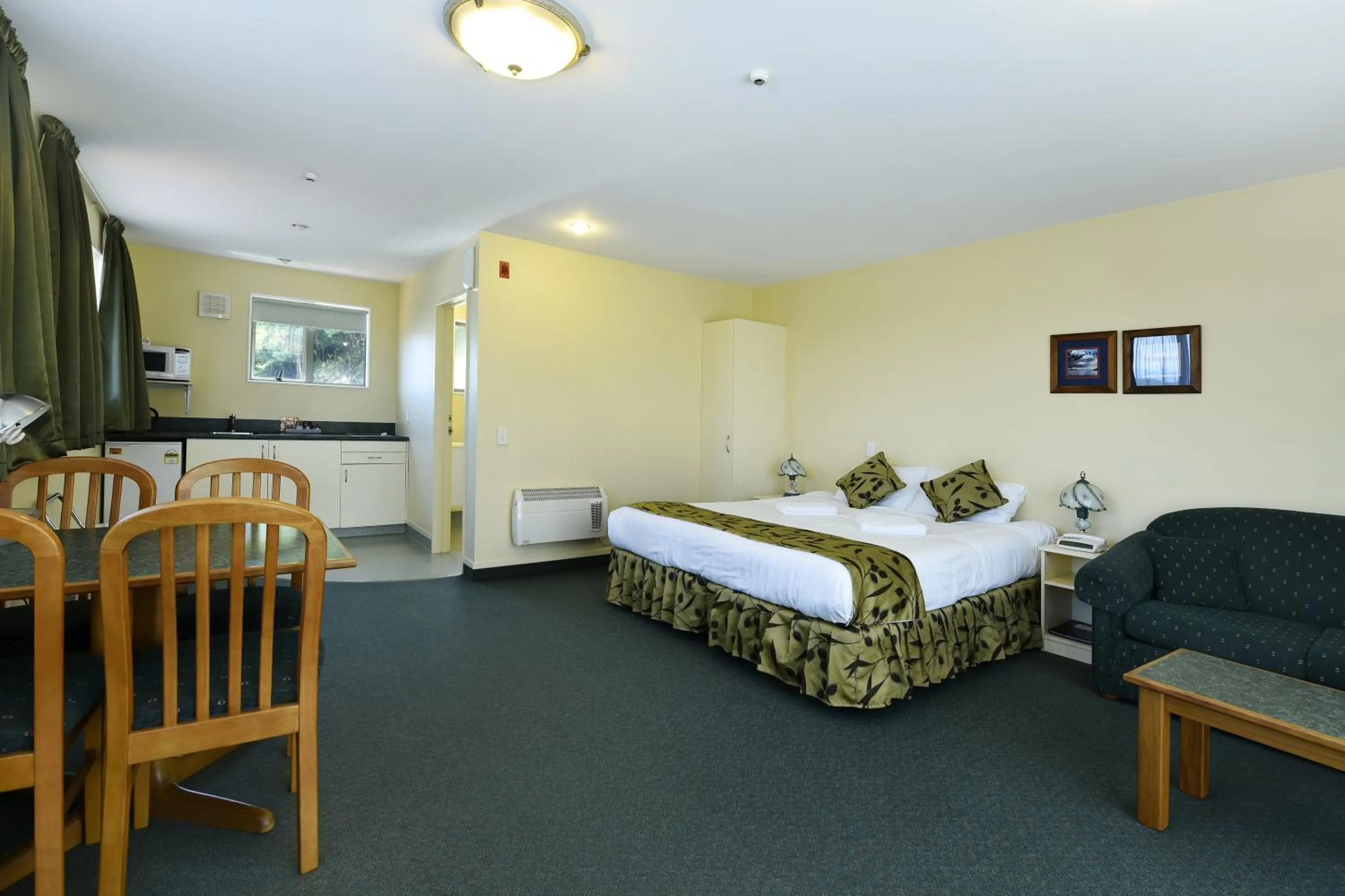 Kitchen or kitchenette, Bed in Abelia Motor Lodge